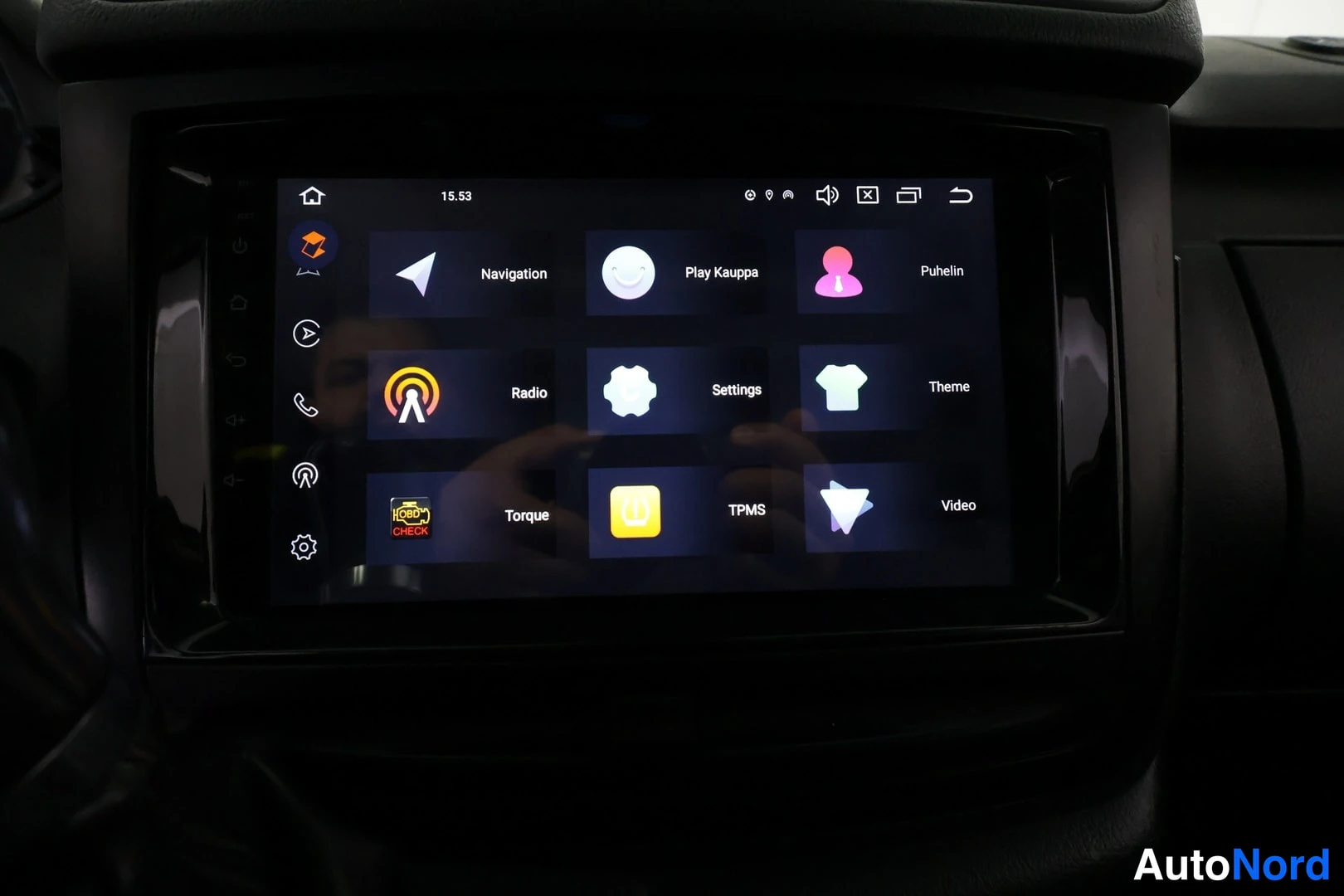 Muu: Infotainment-näytön sovellusvalikko kuvakkeilla Navigation, Play Kauppa, Puhelin, Radio, Settings, Theme, Torque, TPMS ja Video.