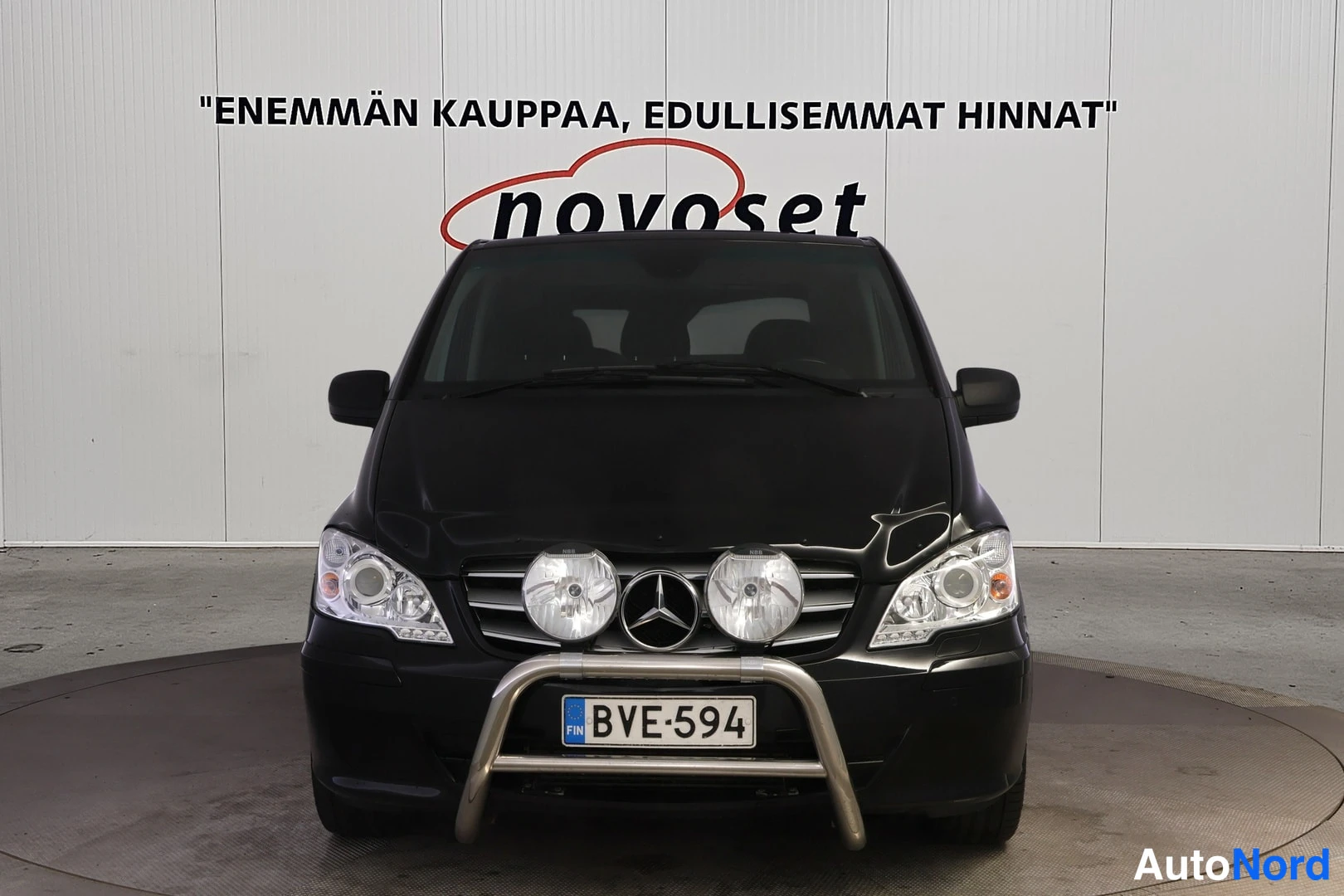 Edestä: Mercedes-Benz Vito -pakettiauton suora etunäkymä: Mercedes-tähti, kaksi lisävaloa ja metallinen törmäyssuoja, rekisteri.