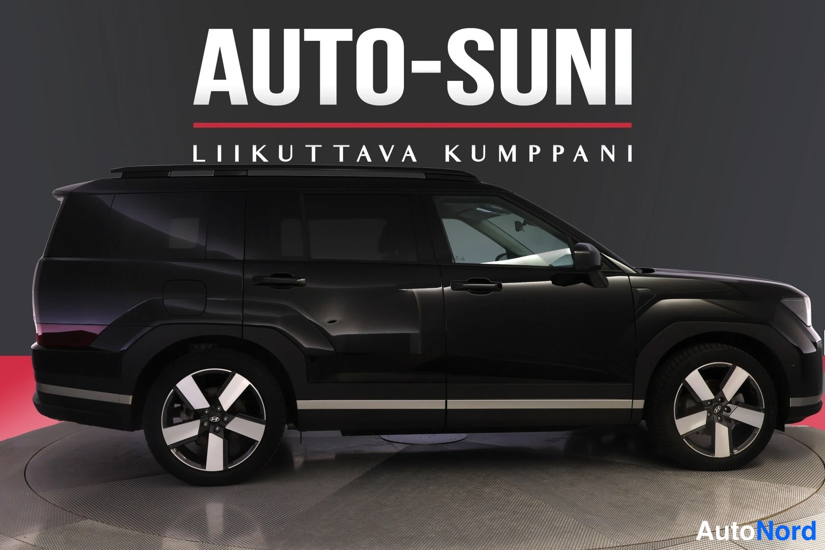 Musta Hyundai Santa Fe 2025, sivulta, kuva 3