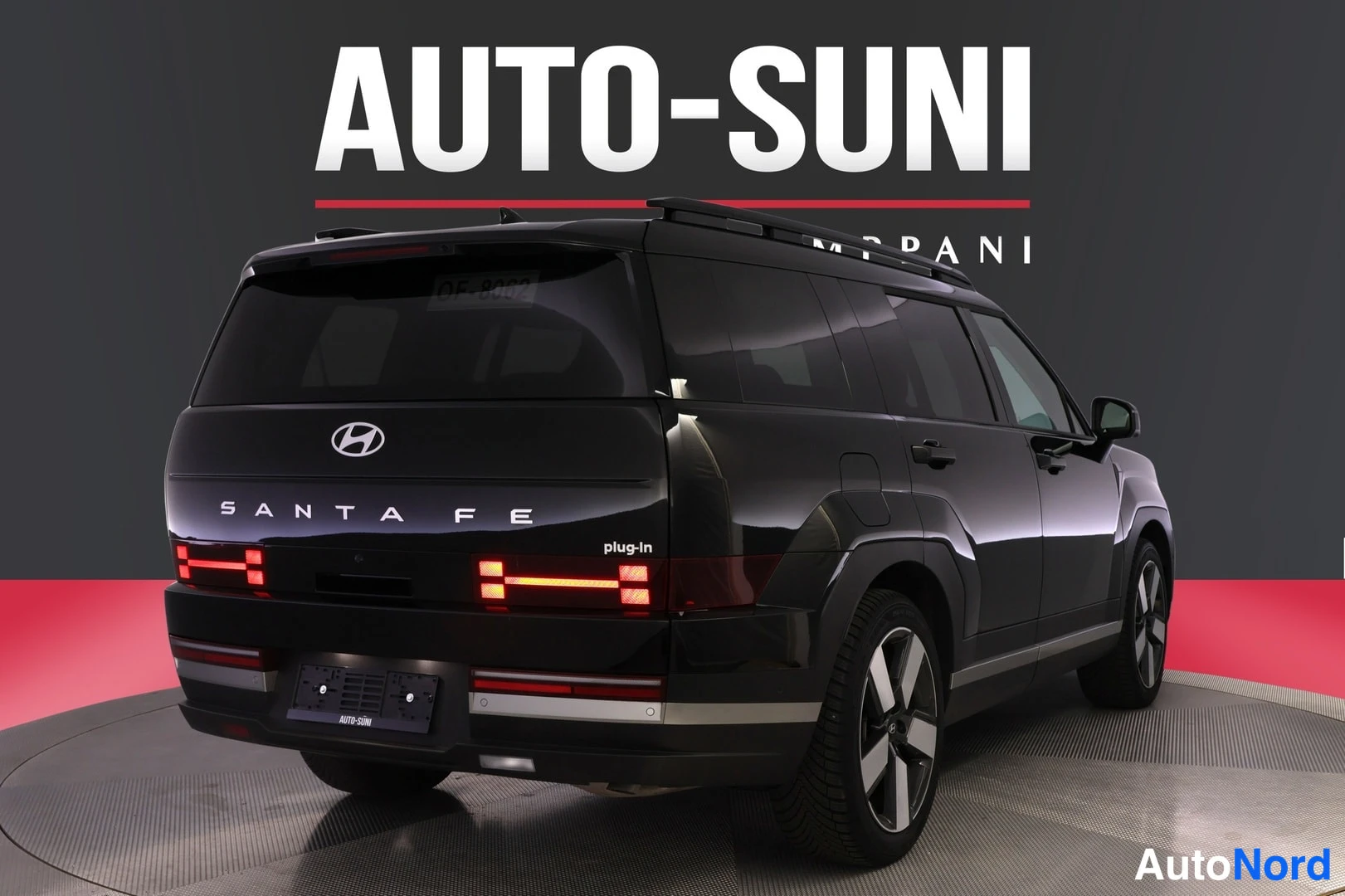 Musta Hyundai Santa Fe 2025, takaviisto, kuva 5