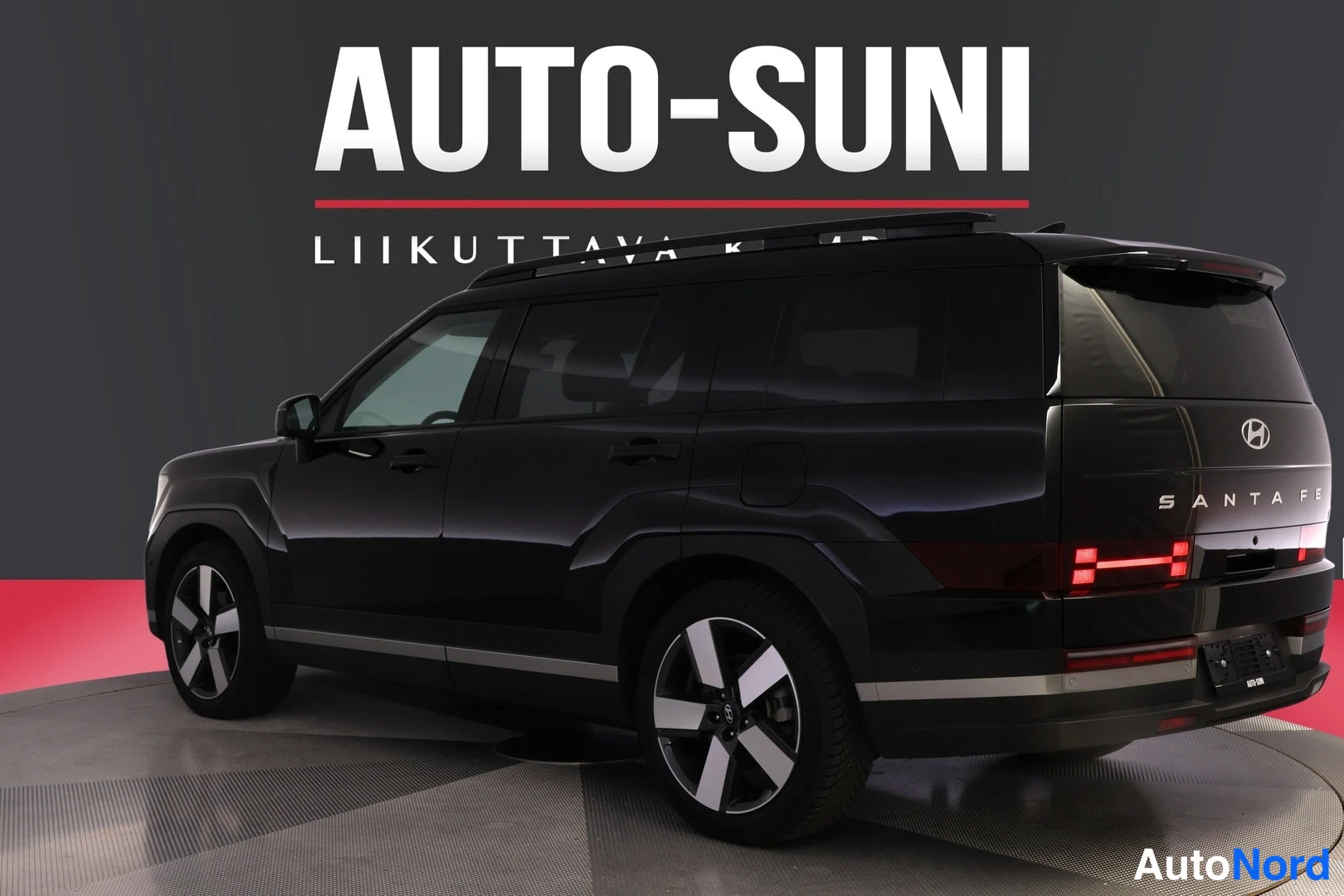 Musta Hyundai Santa Fe 2025, takaviisto, kuva 6