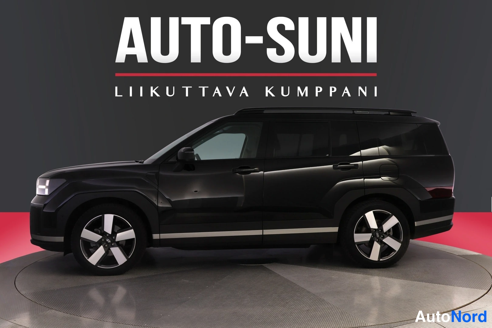 Musta Hyundai Santa Fe 2025, sivulta, kuva 4