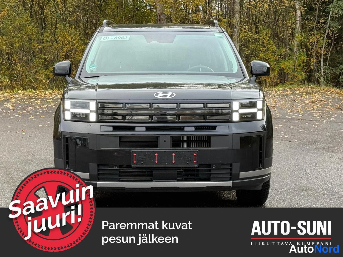 Edestä: Hyundain mustan SMP:n etunäkymä: etusäleikkö, H-merkki ja vaaitut ajovalot; takana syksyinen metsä. Kuvassa teksti ”Saavuin juuri!”, ”Paremmat kuvat pesun jälke