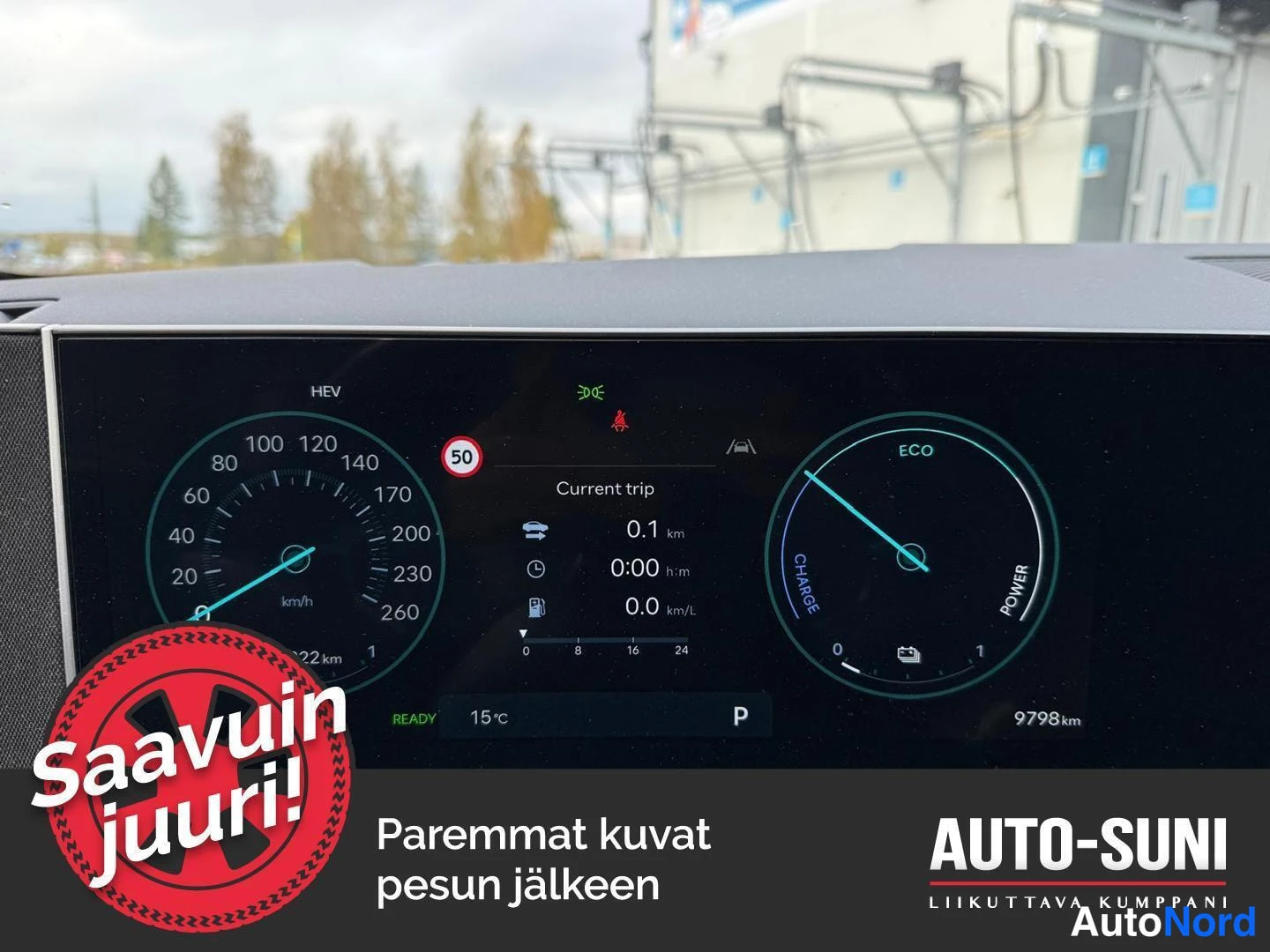 Muu: Auton mittaristönäyttö HEV-tilassa: nopeusmittari, ECO/CHARGE/POWER-mittari, Current trip 0,1 km, 15°C ja lukema 9798 km, käsijarruvaroitus punaisena.