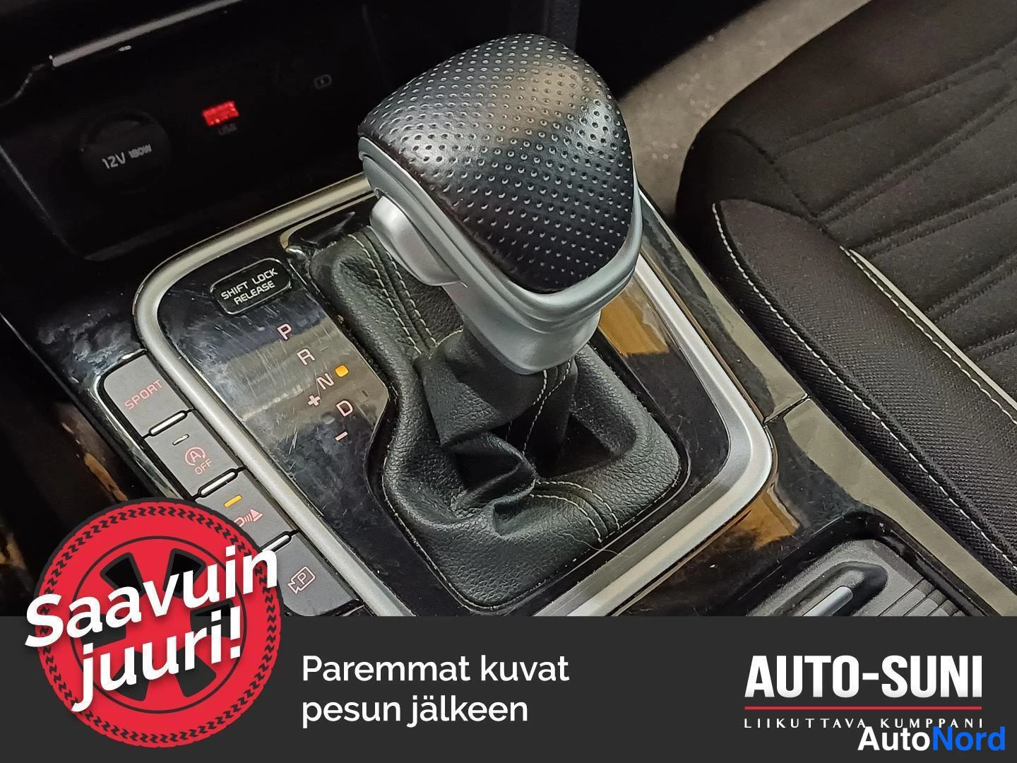 Muu: Automaattivaihteeran vaihteenvalitsin P, R, N, D-asemilla ja SPORT-, A OFF- sekä pysäköintitutkanäppäimillä, musta nahkaverhoilu ympärillä.