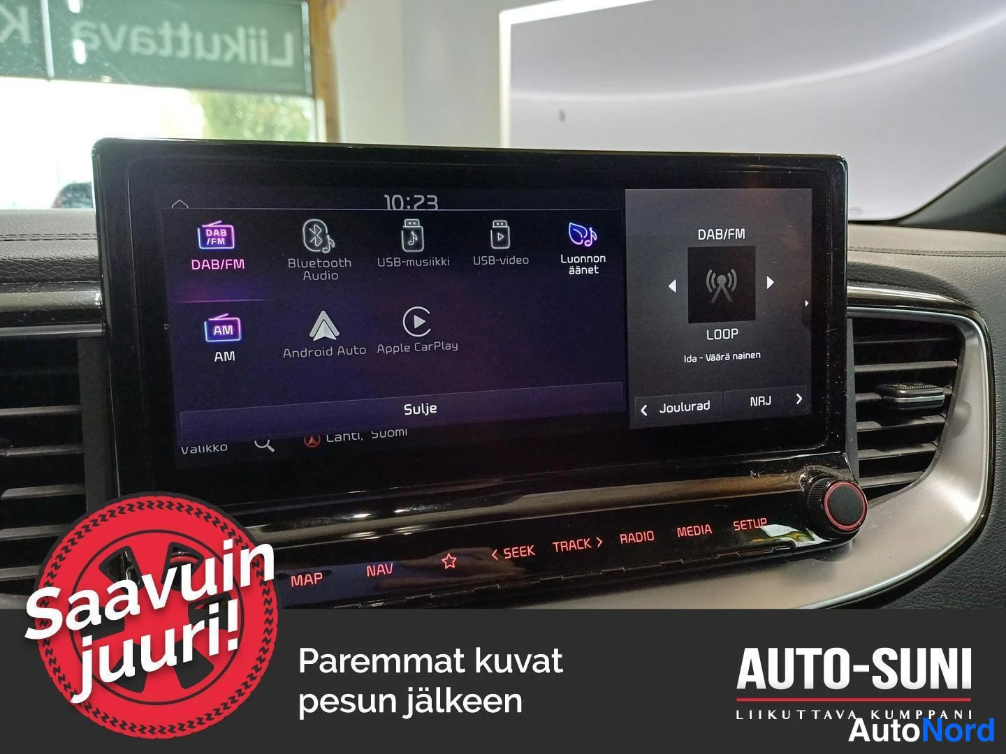 Muu: Infotainment-näytön lähdeluettelo: DAB/FM, AM, Bluetooth Audio, USB-musiikki, USB-video, Luonnon äänet, Android Auto ja Apple CarPlay, auton sisätiloissa.