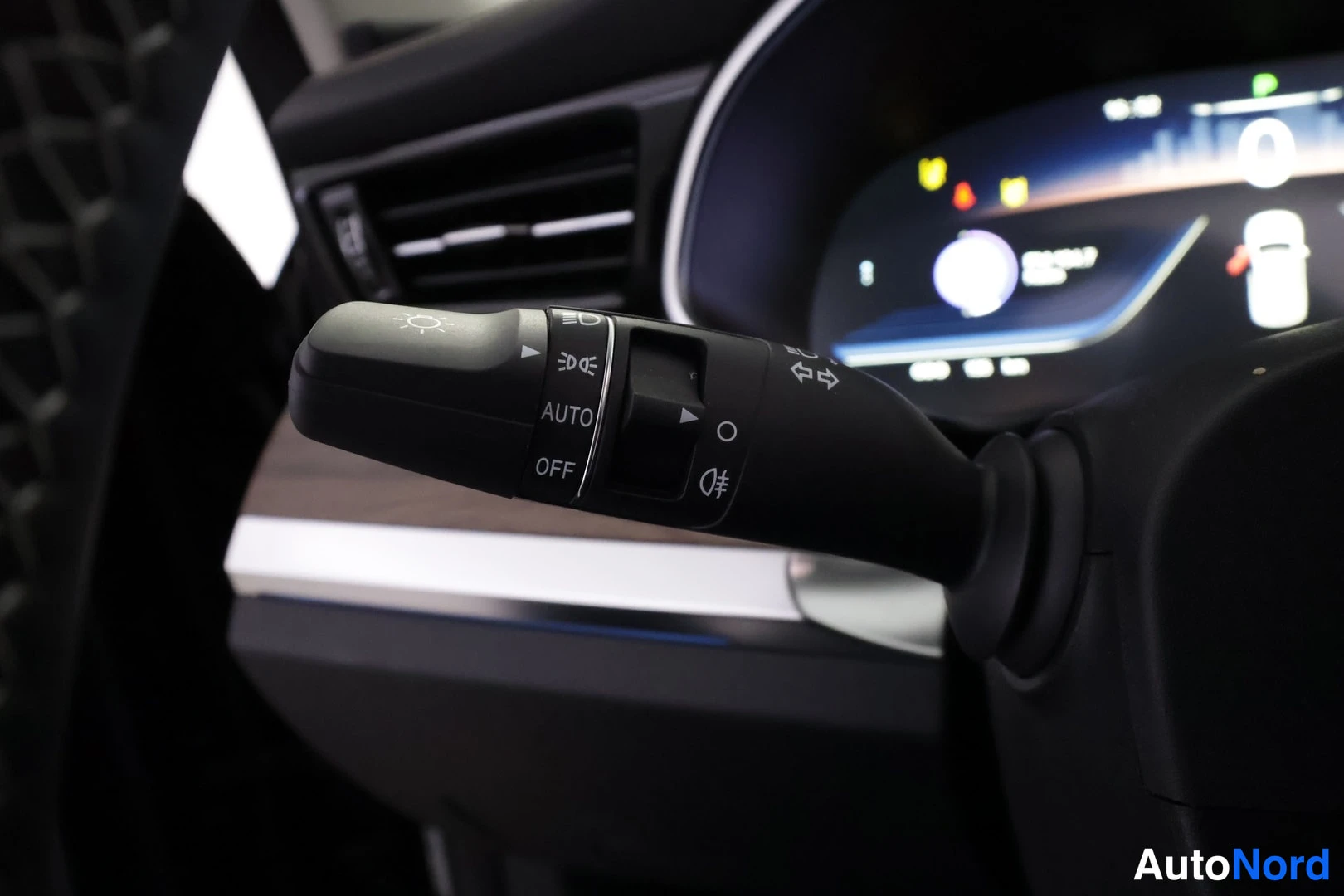 Muu: Valaistus- ja suuntavilkkusäädin AUTO- ja OFF-asennoilla, taustalla mittaristo