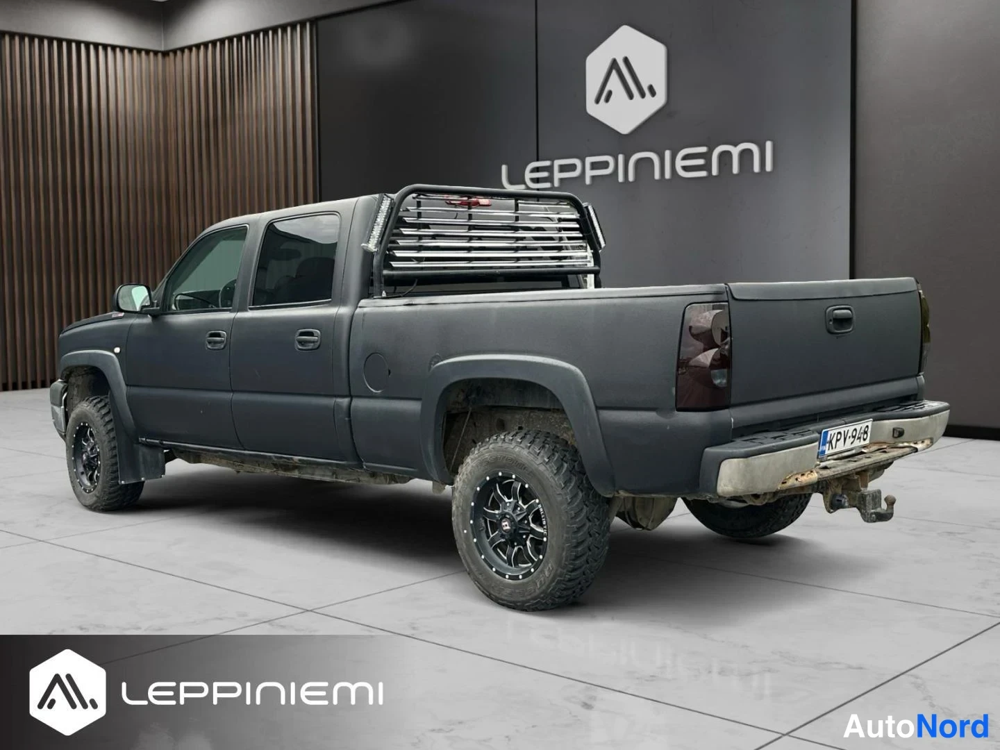 Takaviisto: Chevrolet-lavamalli takaa vasemmalta kolmannelta näkymästä, lavalla on metallitakapala-ja lavaonni ja rekisteri.