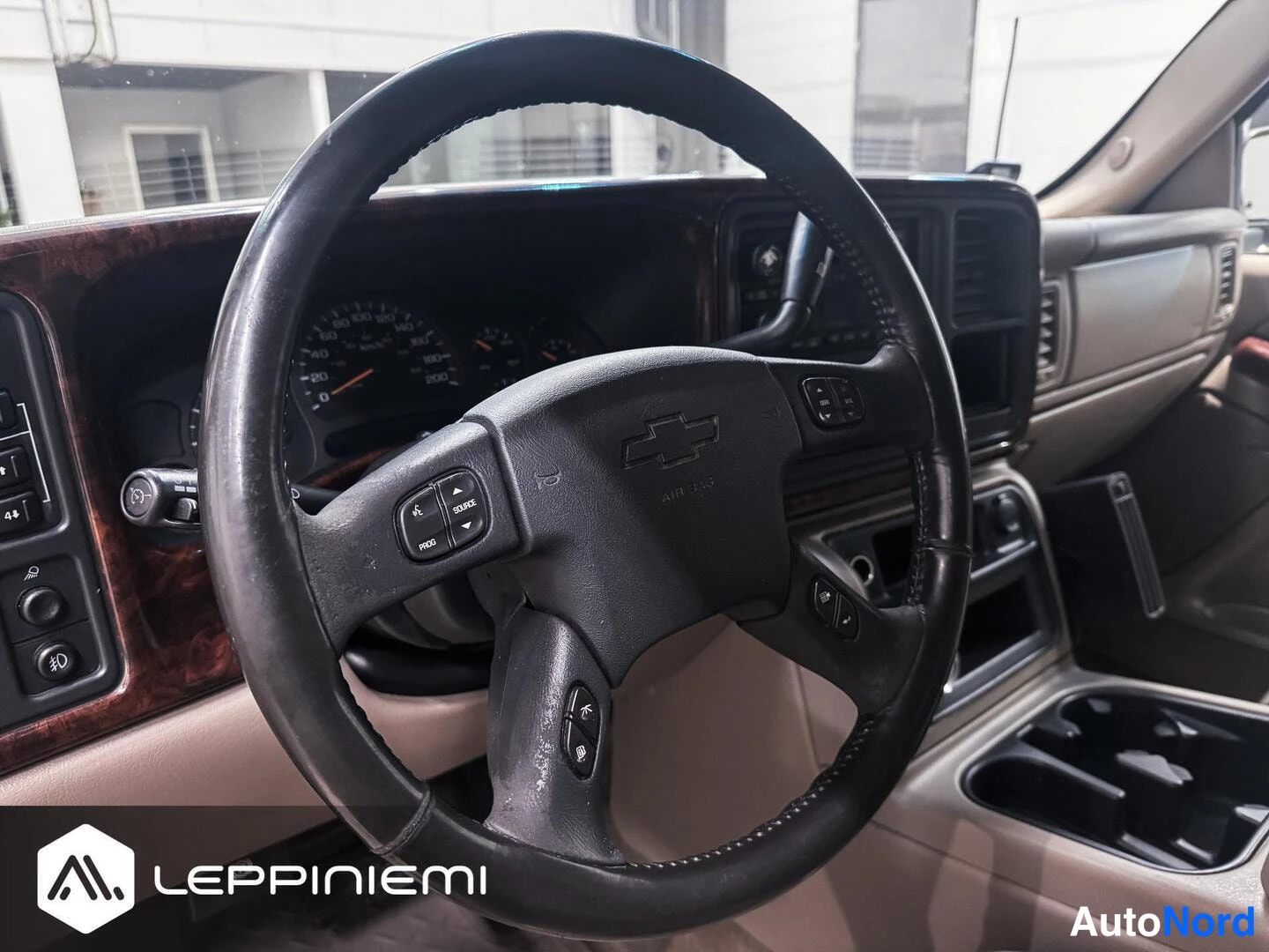 Muu: Rattikuvan lähikuva Chevrolet-merkillä ja monitoiminäppäimillä, taustalla mittaristo.