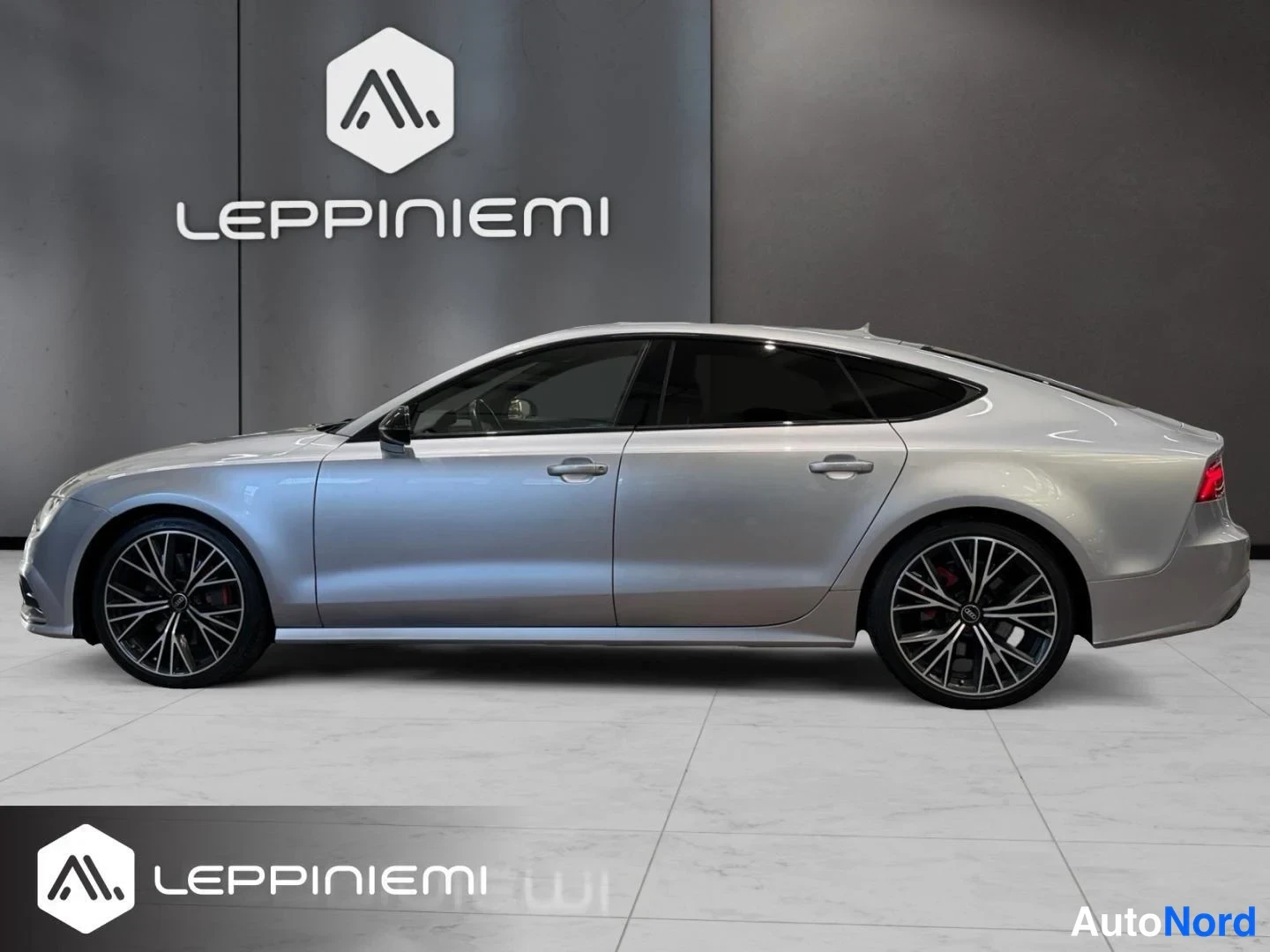 Sivulta: Hopeanharmaa Audi A7 Sportback sivulta, mustat vanteet, tummat ikkunat.