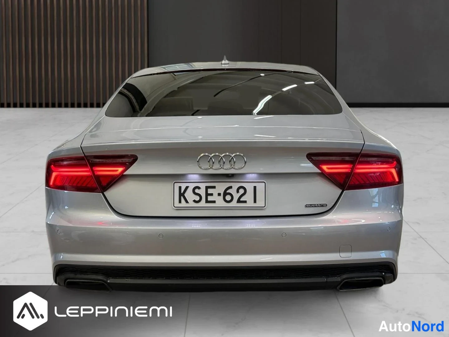 Takaa: Hopeanvärinen Audi A7 Sportback suoraan takaa kuvattuna, kiltti tekijä.