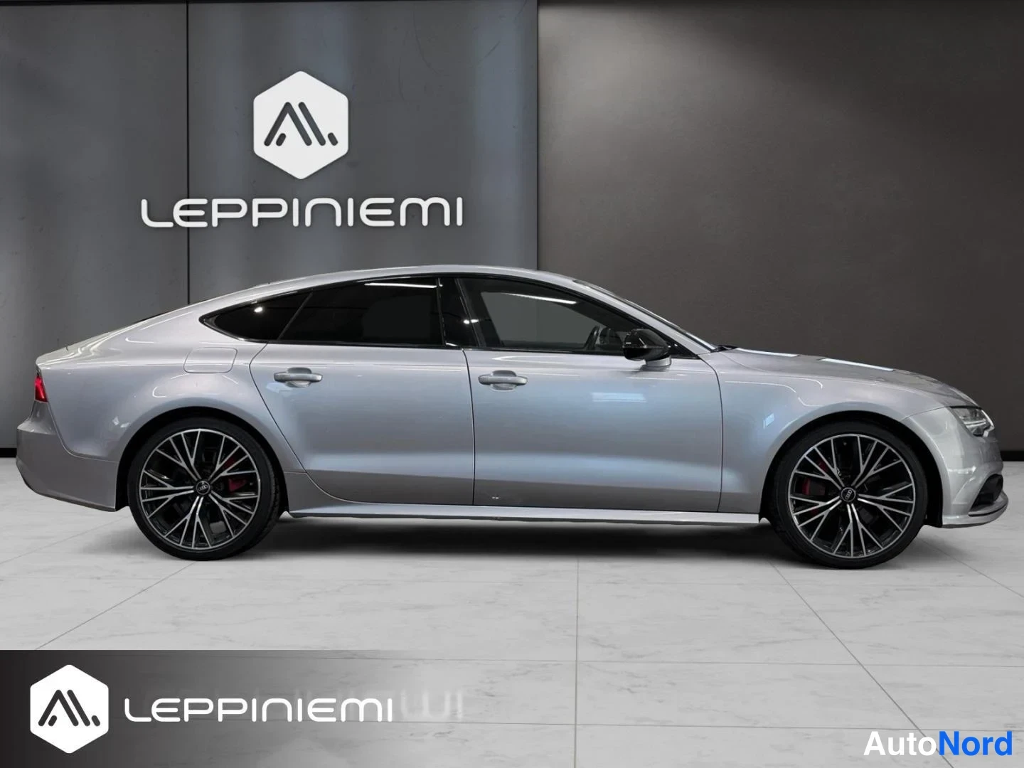 Sivulta: Hopeanvärinen Audi A7 Sportback sivulta kuvattuna, viisiovinen coupé-mallisto.