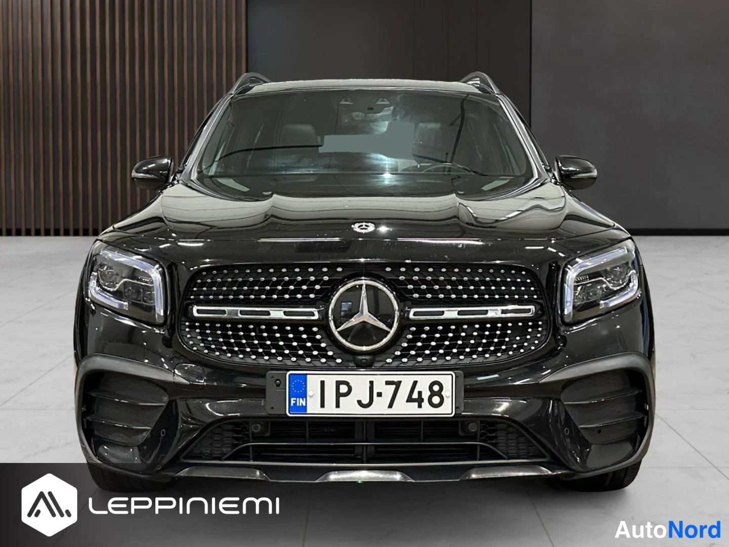 Edestä: Mustan Mercedes-Benz GLB:n etunäkymä suoraan edestä, rekisteritunnus.