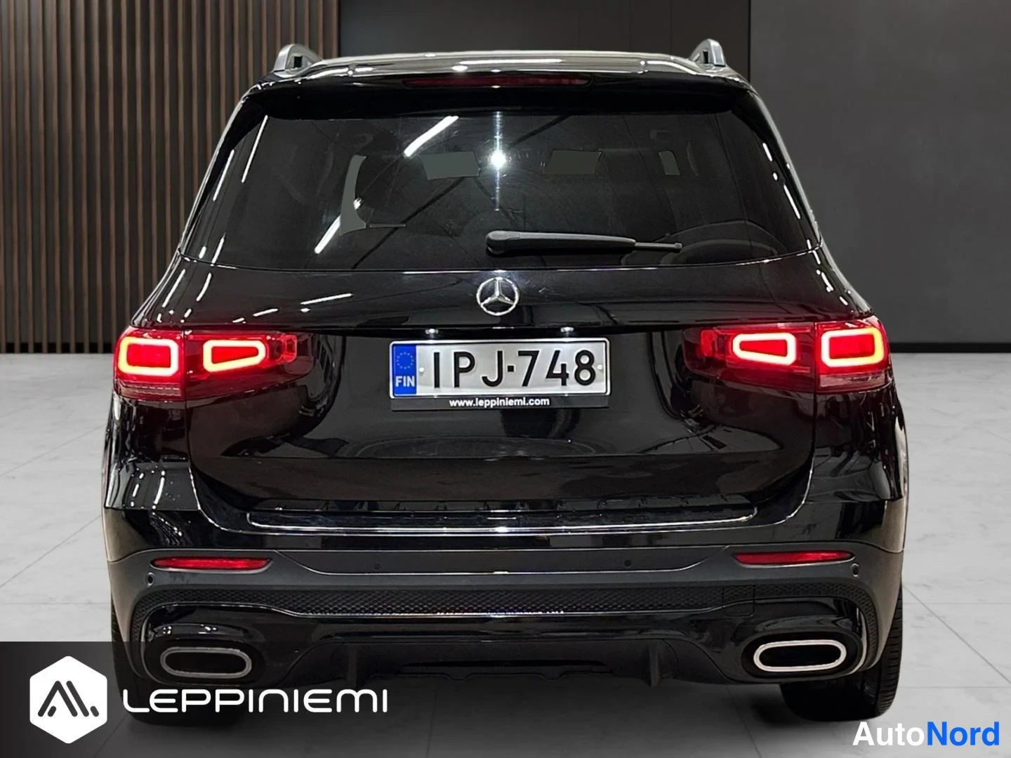 Takaa: Musta Mercedes-Benz GLB suoraan takaa, rekisteritunnus, LED-takavalot ja kaksoispakoputket näkyvissä.
