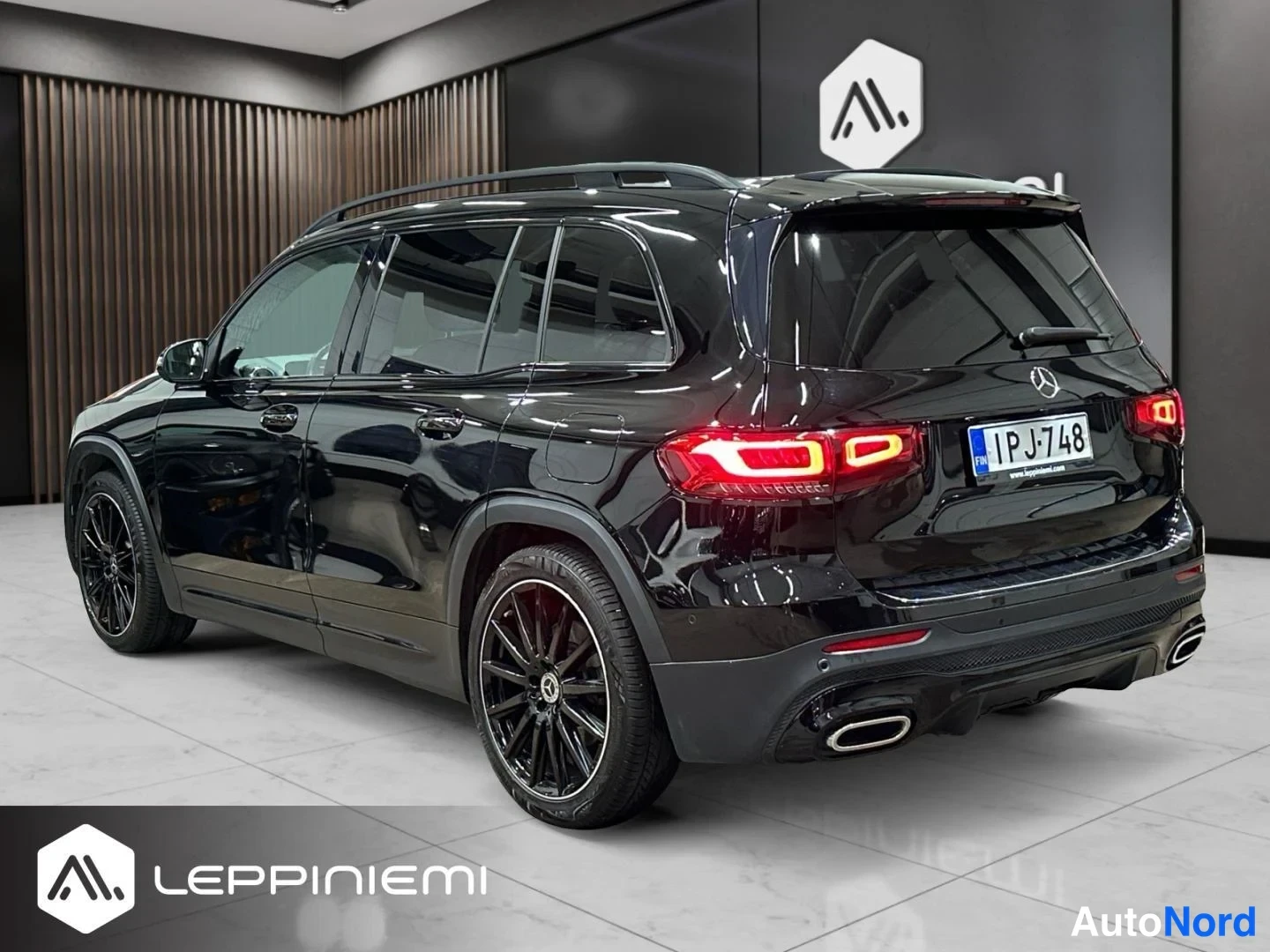 Takaviisto: Musta Mercedes-Benz GLB takakulmasta vasemmalta, rekisteritunnus, mustat vanteet ja takapuskurin diffuusori näkyvissä.