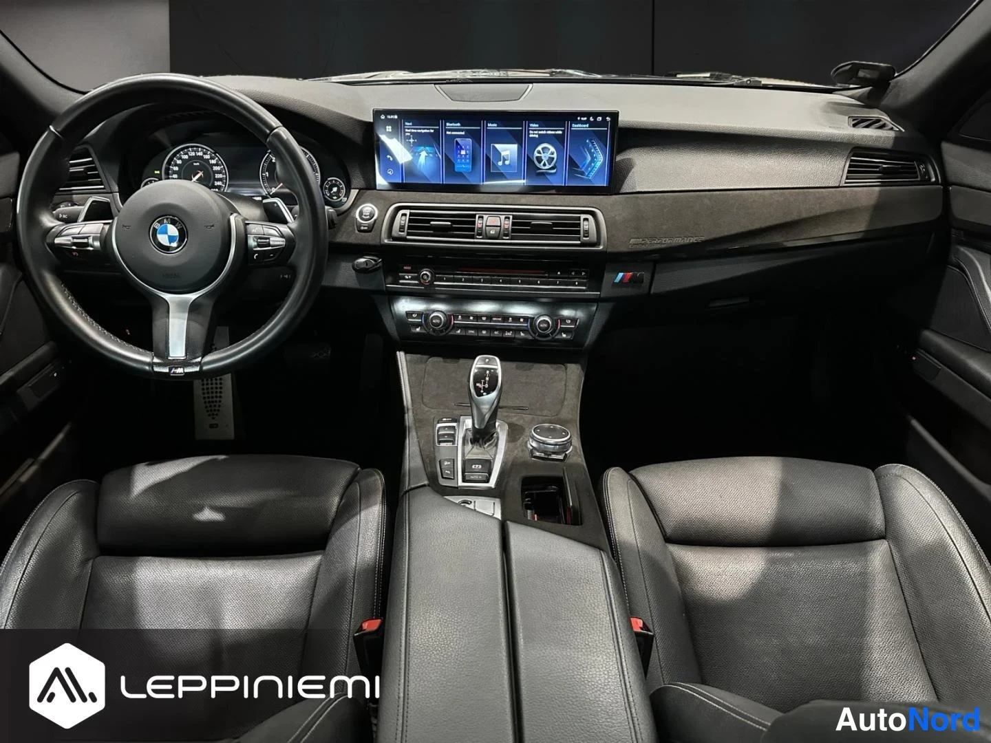 Muu: BMW:n etusisätilat: mustat nahkaistuimet, M-merkitty ohjauspyörä, keskinäyttö ja automaattivaihteen valitsin.