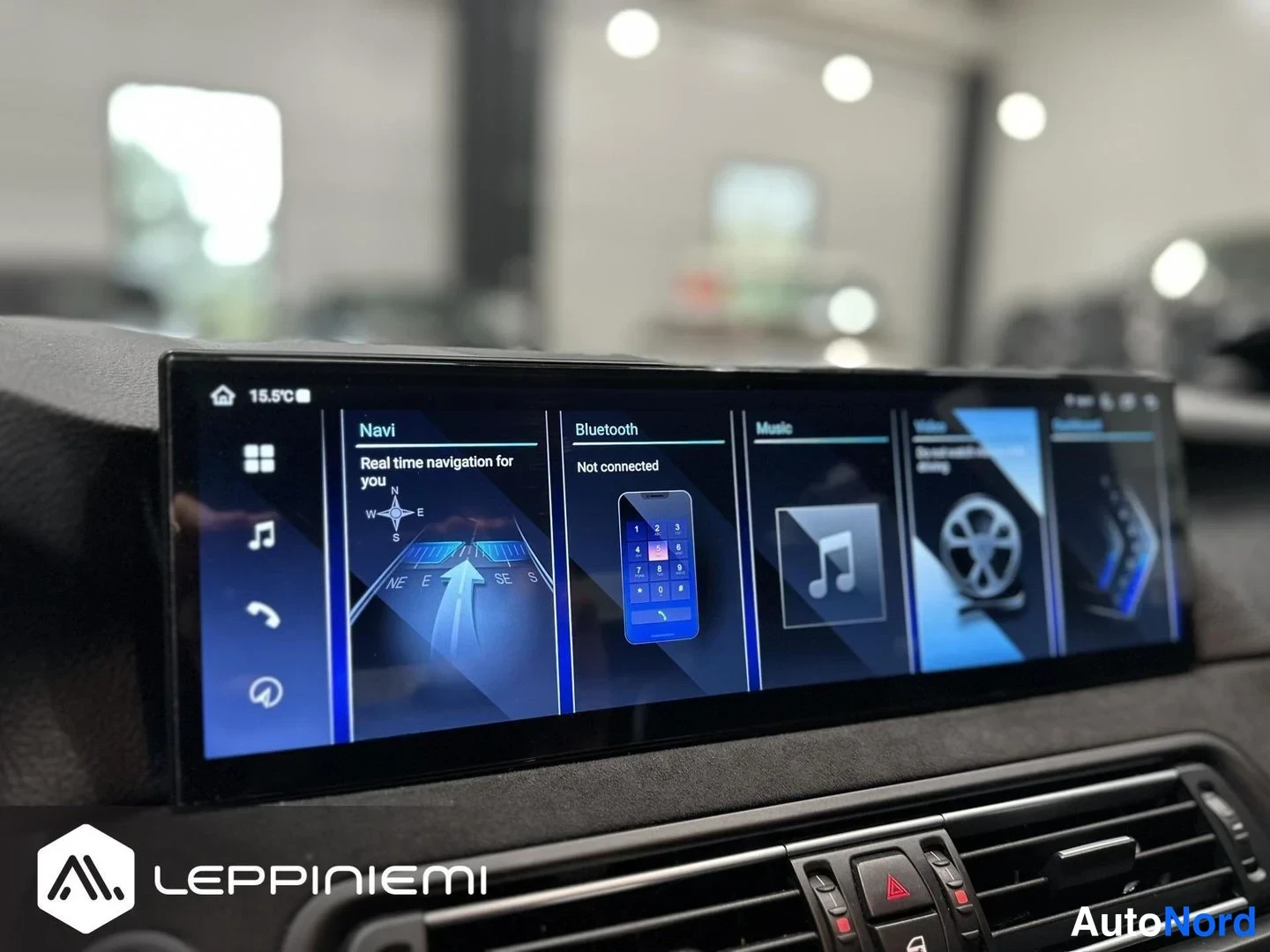 Etuviisto: Kojelaudan infotainment-näytön lähikuva. Näytössä valikot Navi, Bluetooth, Music ja Video; Bluetooth-tila näkyy tekstillä 'Not connected'. Ulkolämpötila näkyy 1