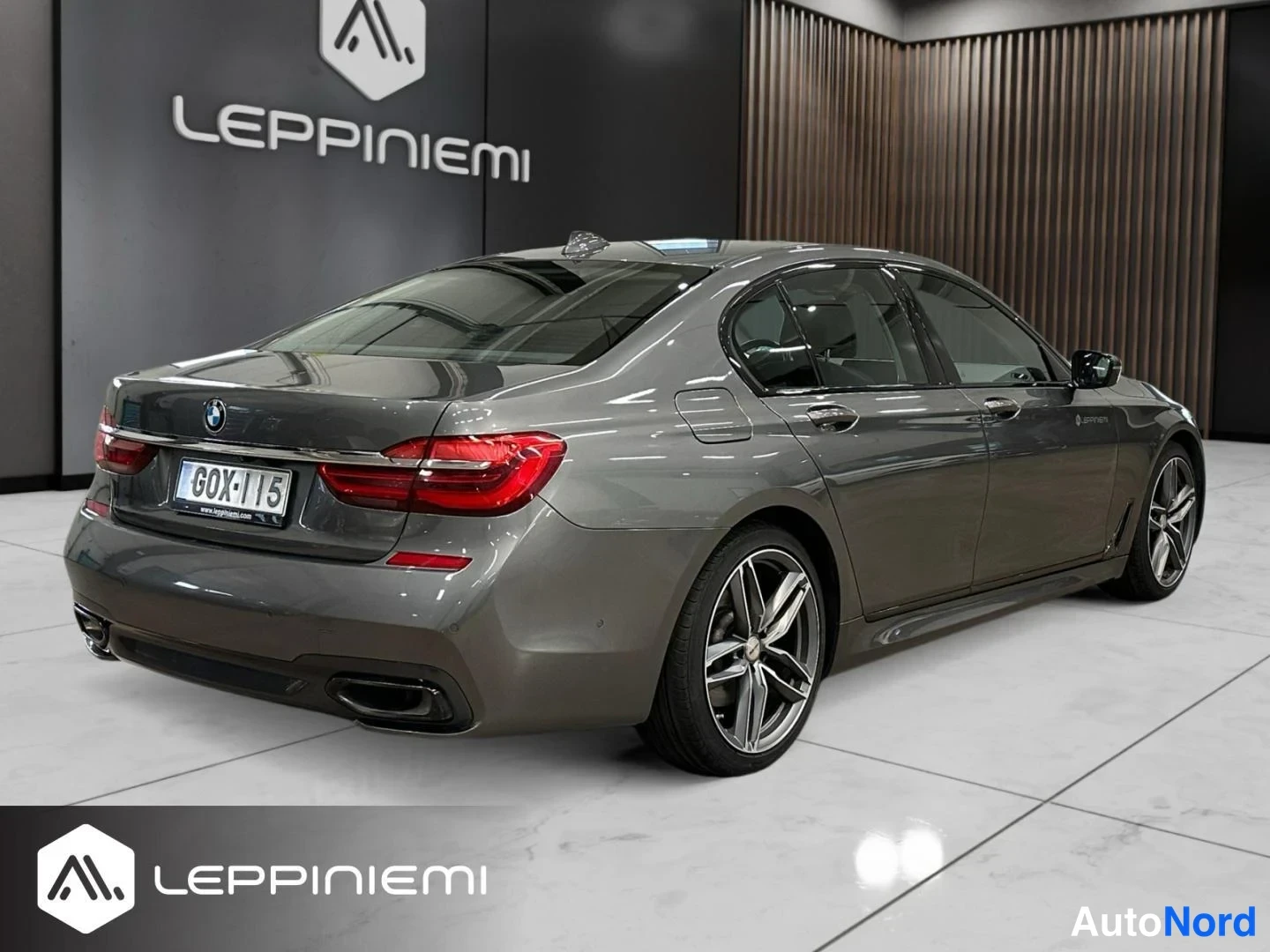 Takaviisto: BMW 7-sarjan sedanin takakulma, rekisteri, showroom-tila