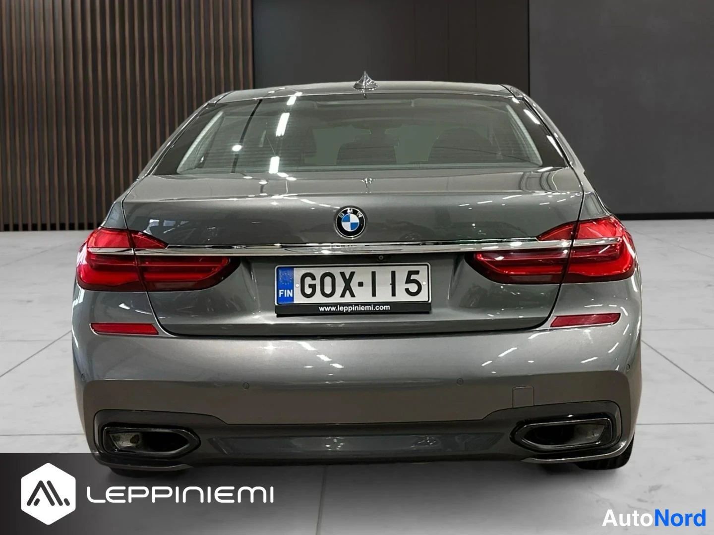 Takaa: BMW 7-sarjan sedanin takanapa, rekisteritunnus