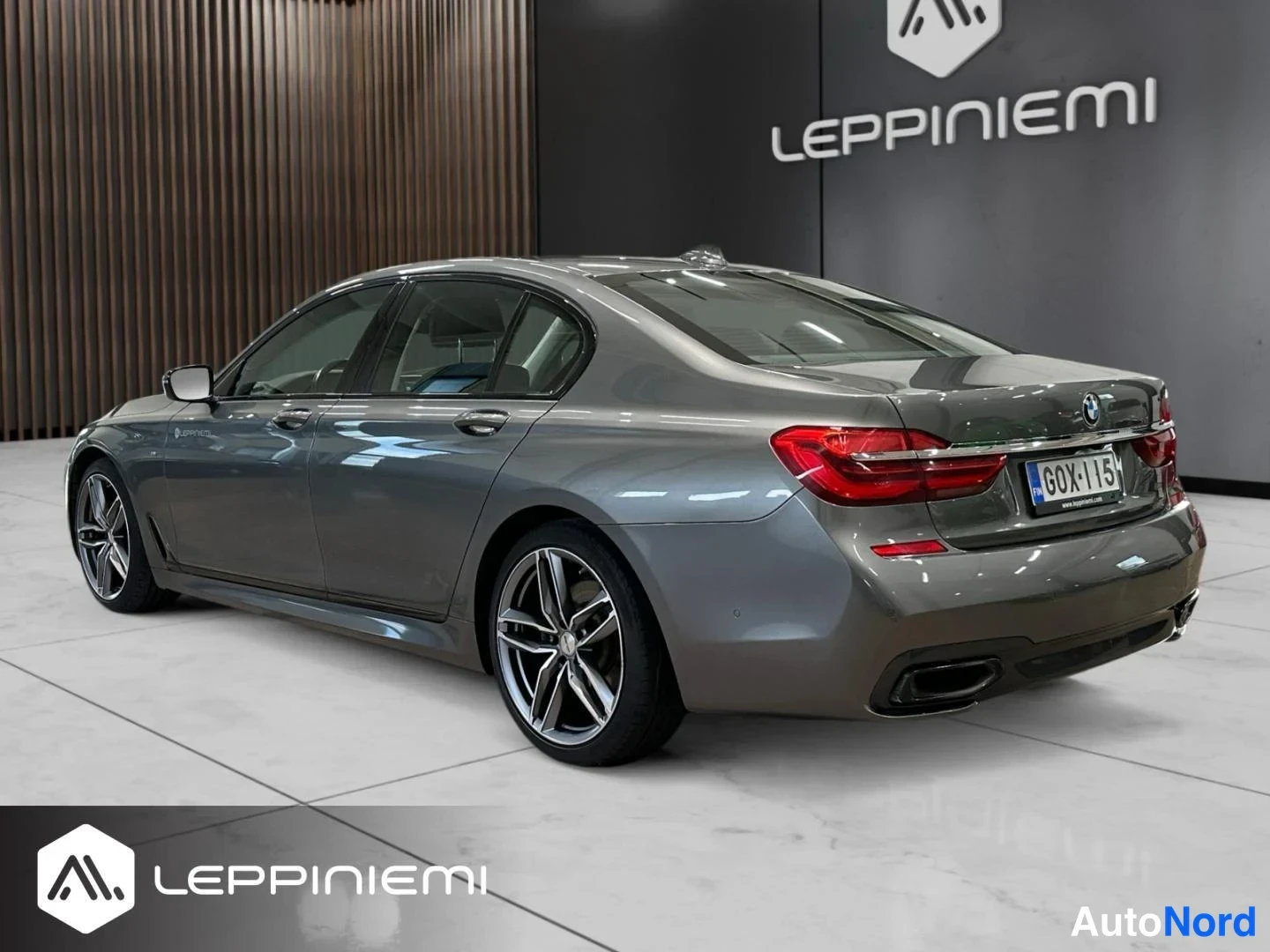 Takaviisto: BMW 7-sarjan sedanin takakulma vasemmalta, rekisteri