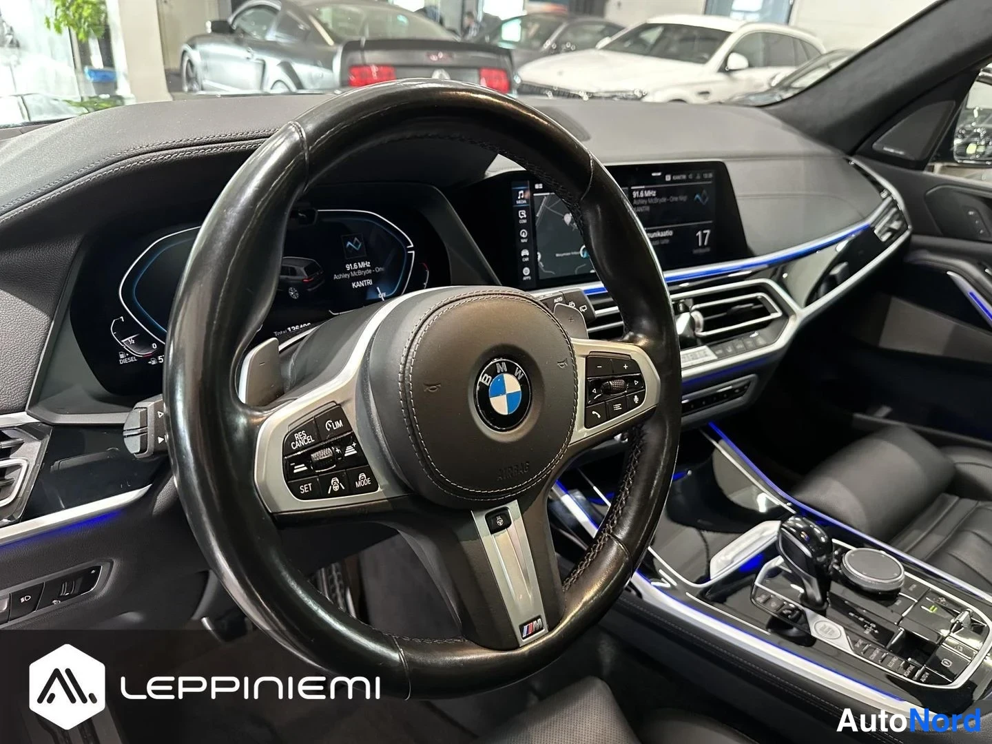 Muu: Ohjaamo ja mittaristo: BMW-ohjauspyörä, digitaalinen mittaripaneeli, keskikonsolin kosketusnäyttö ja vaihtajanapit.