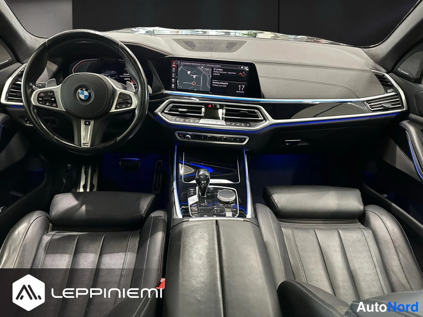 Etuviisto, nokka vasemmalle: BMW:n ohjaamo suoraan edestä: kojelauta, karttaviestintä ja näkymä mustiin etuistuimiin.