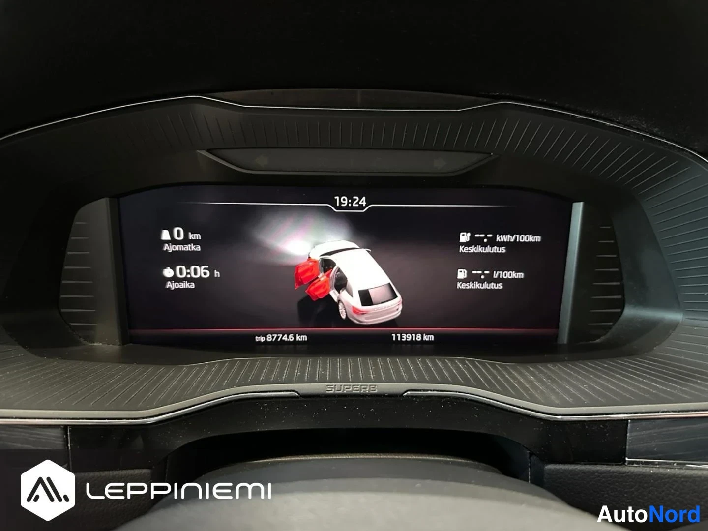 Muu: Kojelaudan digitaalinäyttö näyttää matkamittarin lukeman 113918 km, matkan 8774,6 km ja kellonajan 19:24.