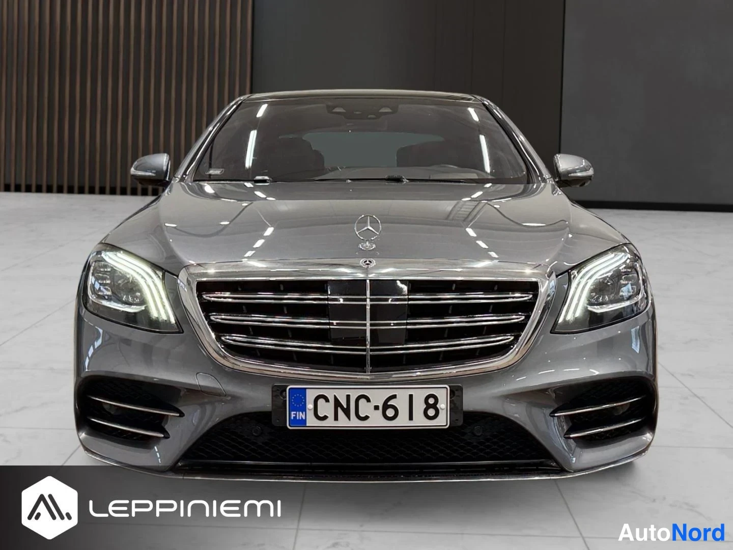 Edestä: Harmaan Mercedes-Benzin etunäkymä, rekisteritunnus