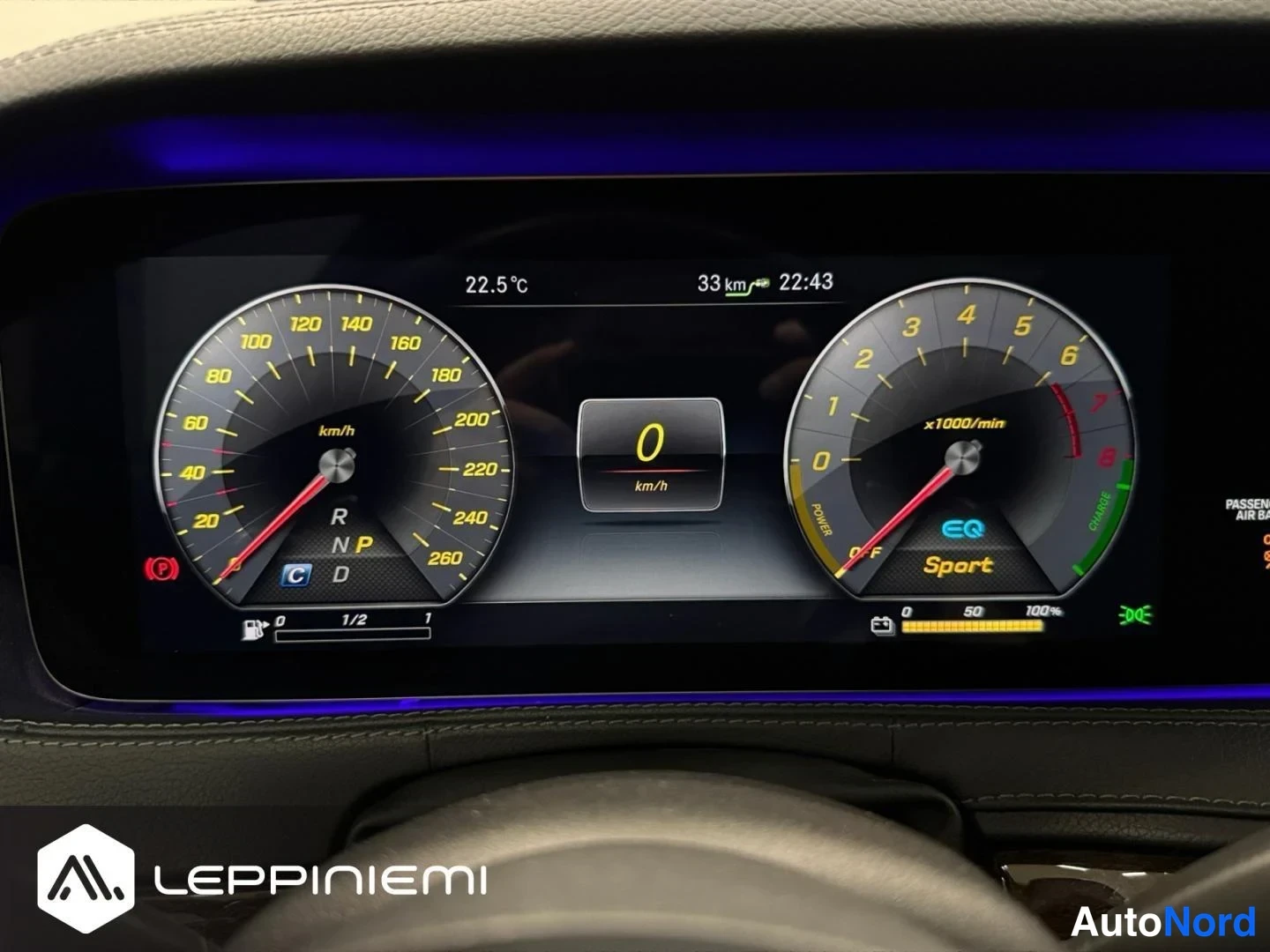 Muu: Mercedes-Benzin digitaalinen mittaristo näytettynä: nopeusmittari, kierrosmittari, EQ-merkinta ja Sport-ajotila, matka 33 km ja lämpötila 22,5 °C.