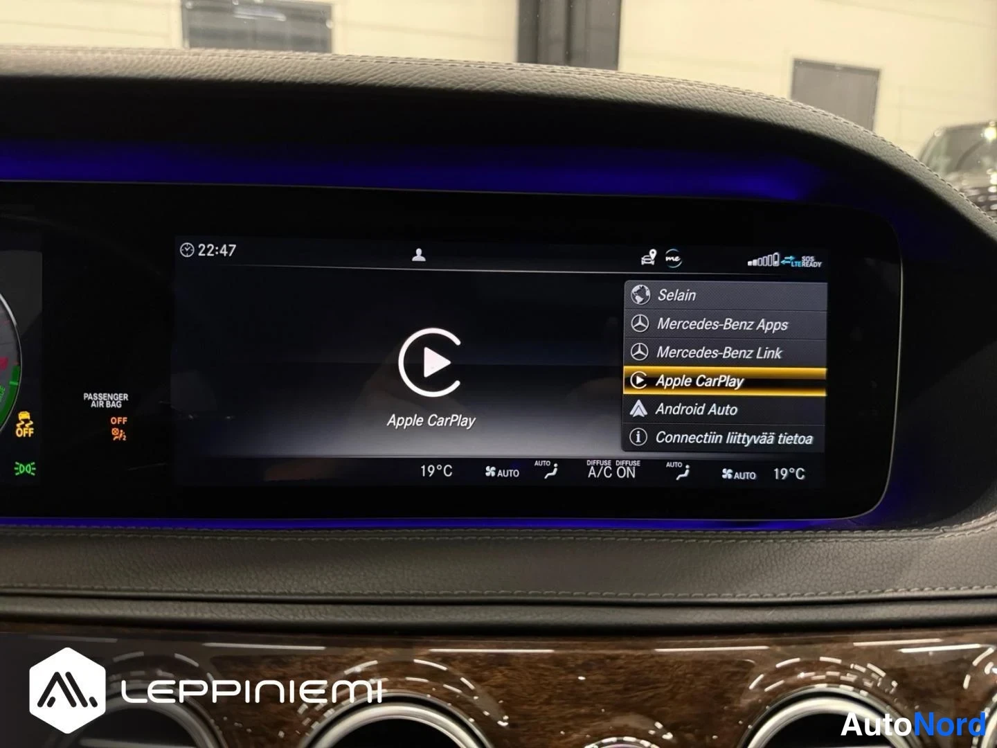 Yksityiskohta: Infotainmen näyttö sovellusvalikossa, Apple CarPlay valittuna, muita vaihtoehtoja Selain, Mercedes-Benz Apps, Mercedes-Benz Link, Android Auto, A/C ON ja 19 °C.