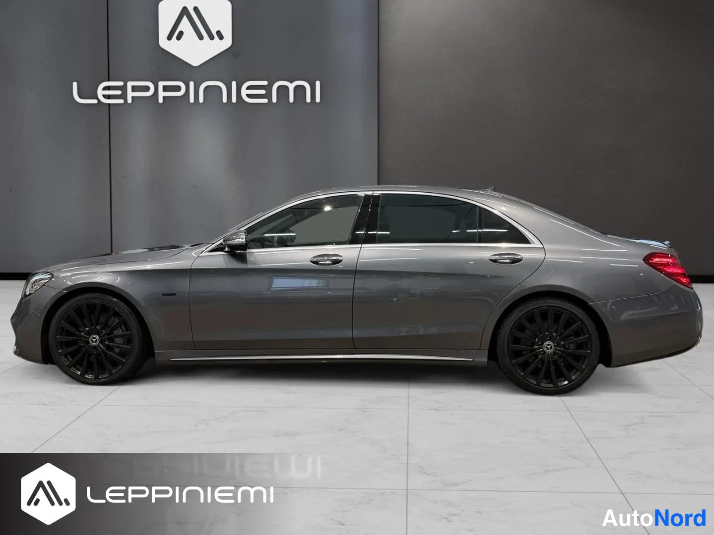 Sivulta: Harmaan Mercedes-Benzin sivunäkymä vasemmalta