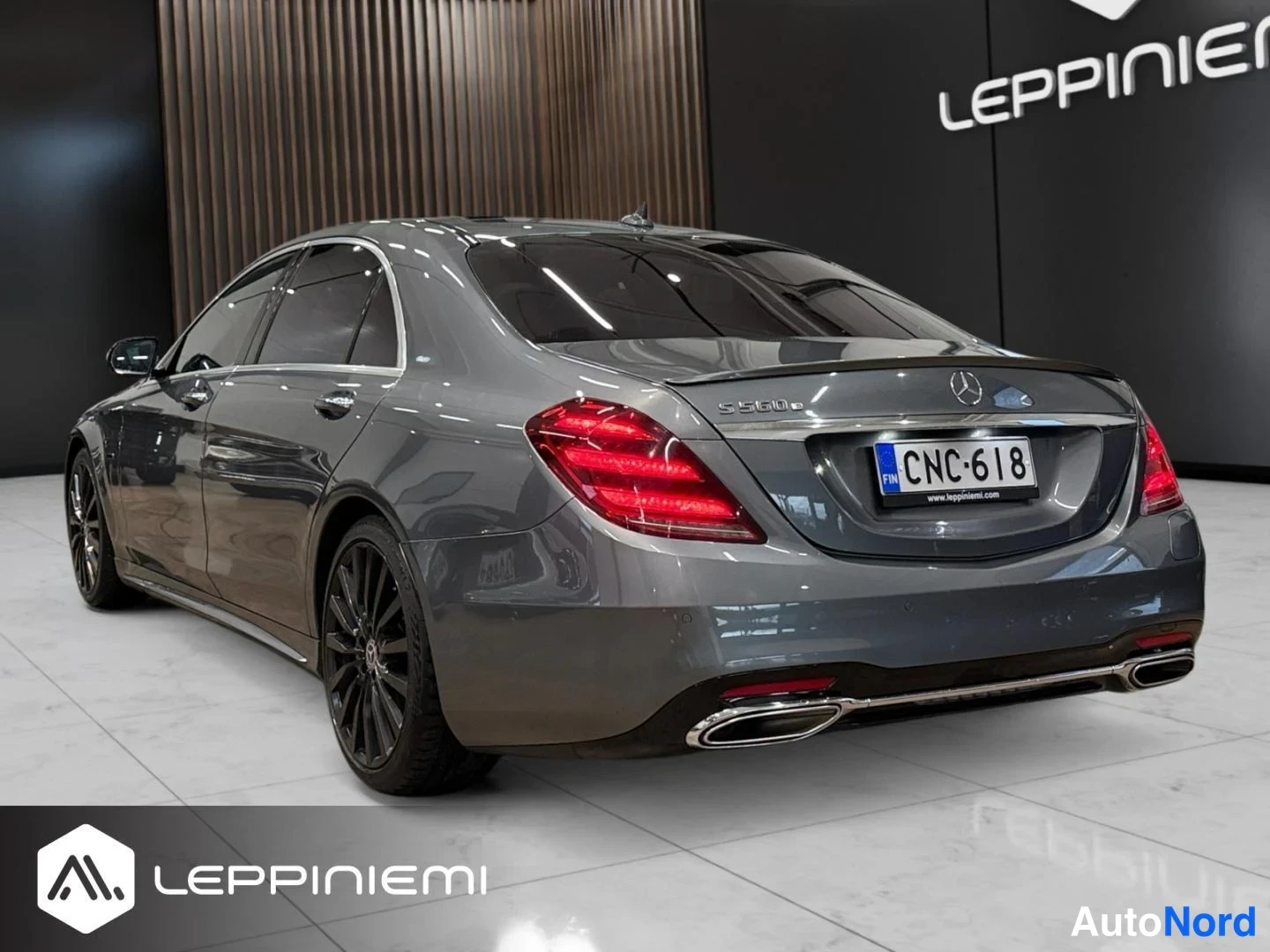 Takaviisto: Mercedes-Benz S 560 e -sedanin takakulma tummanharmaalla maalilla, rekisteritunnus.