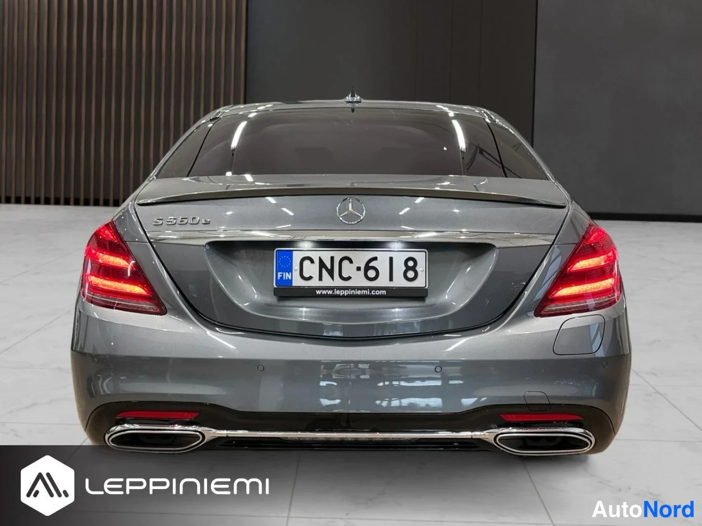 Takaa: Auton takaosa: harmaa Mercedes-Benz S 560 e -sedan, rekisteritunnus, kaksoispakoputket ja LED-takavalot.