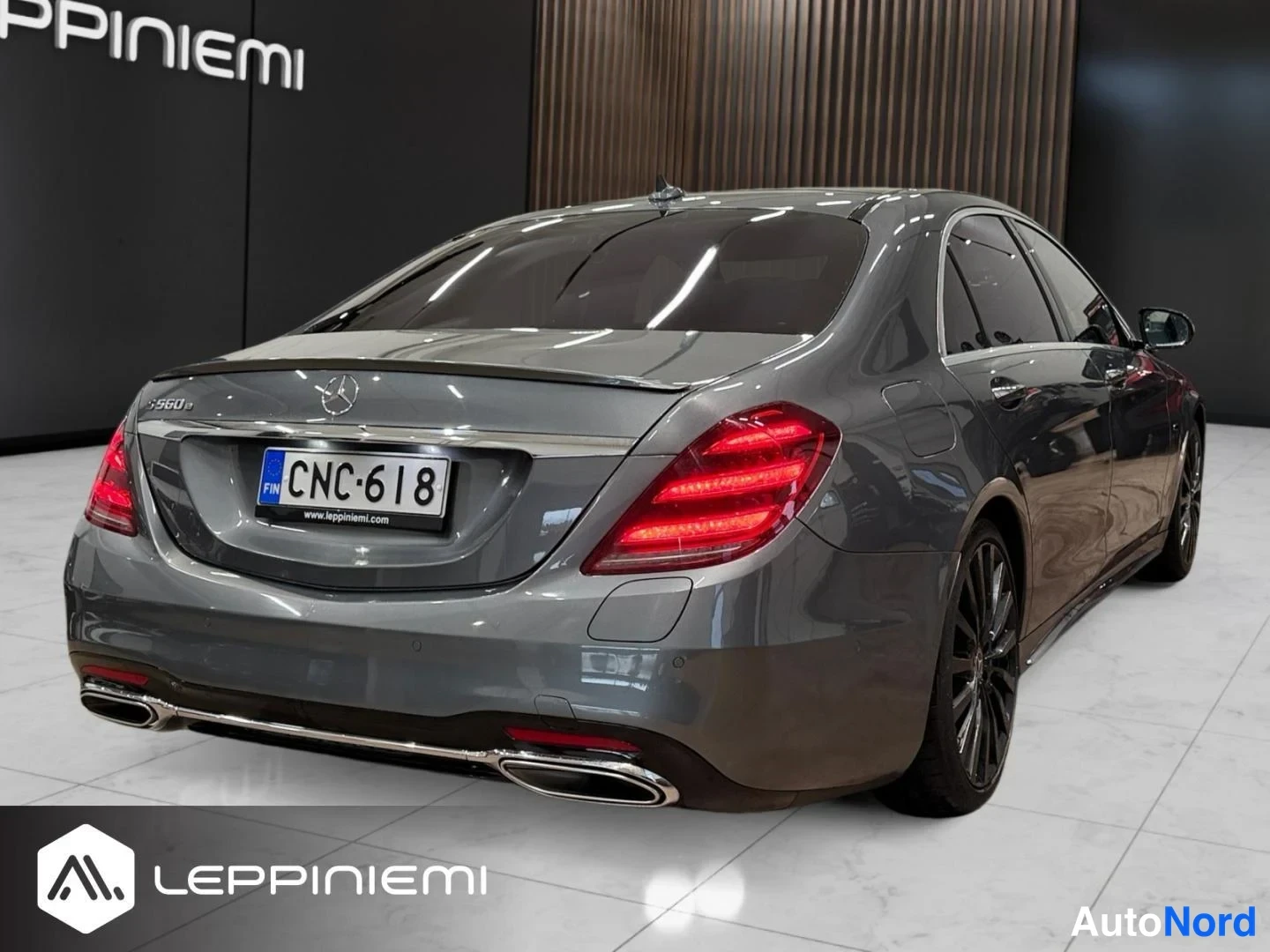 Takaviisto: Mercedes-Benz S-sedanin takakulmanäkymä harmaana, rekisteritunnus