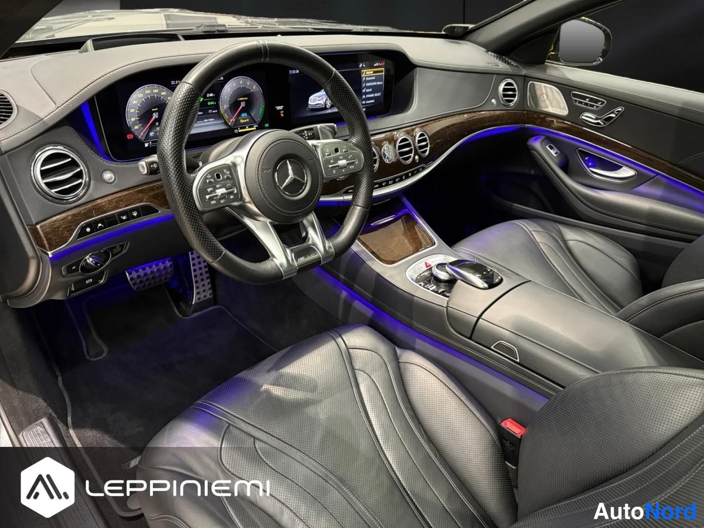 Muu: Mercedes-Benzin ohjaamo AMG-rattilla, digitaalinen mittaristo ja keskinäyttö, sininen ympäristövalaistus ja puukoristeet.