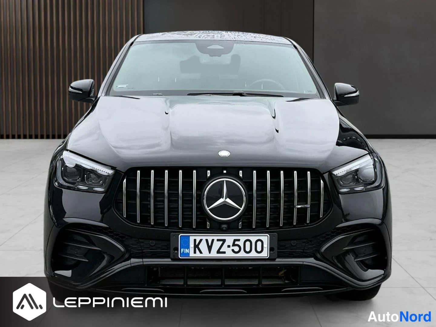 Edestä: Mustan Mercedes-Benz GLE Coupén etupää suoraan edestä, AMG-ritilä ja rekisterikilpi.
