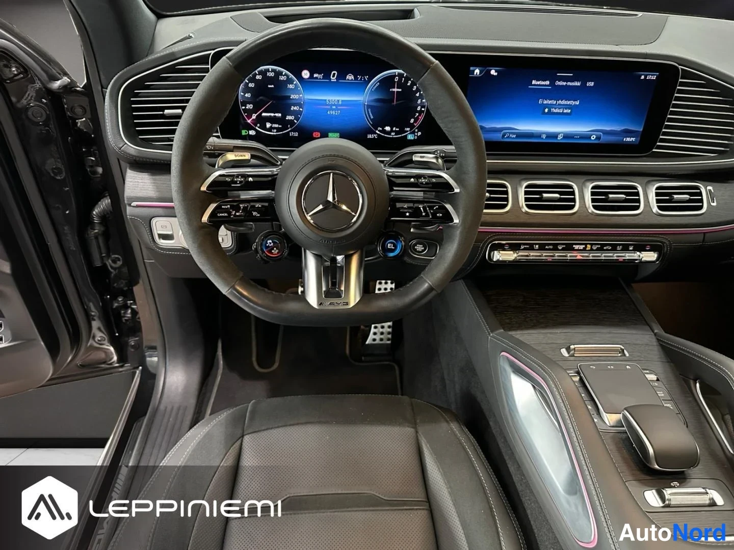 Muu: Kojelauta ja ohjauspyörä edestäpäin: digitaalinen mittaristo, keskinäytön viestit ja AMG-ohjauspyörä.