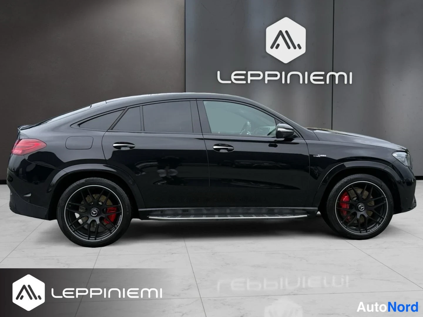 Takaviisto: Mustan Mercedes-Benz GLE Coupén takaosa ja sivuprofiili vasemmalta, mustat vanteet ja punaiset jarrusatulat.