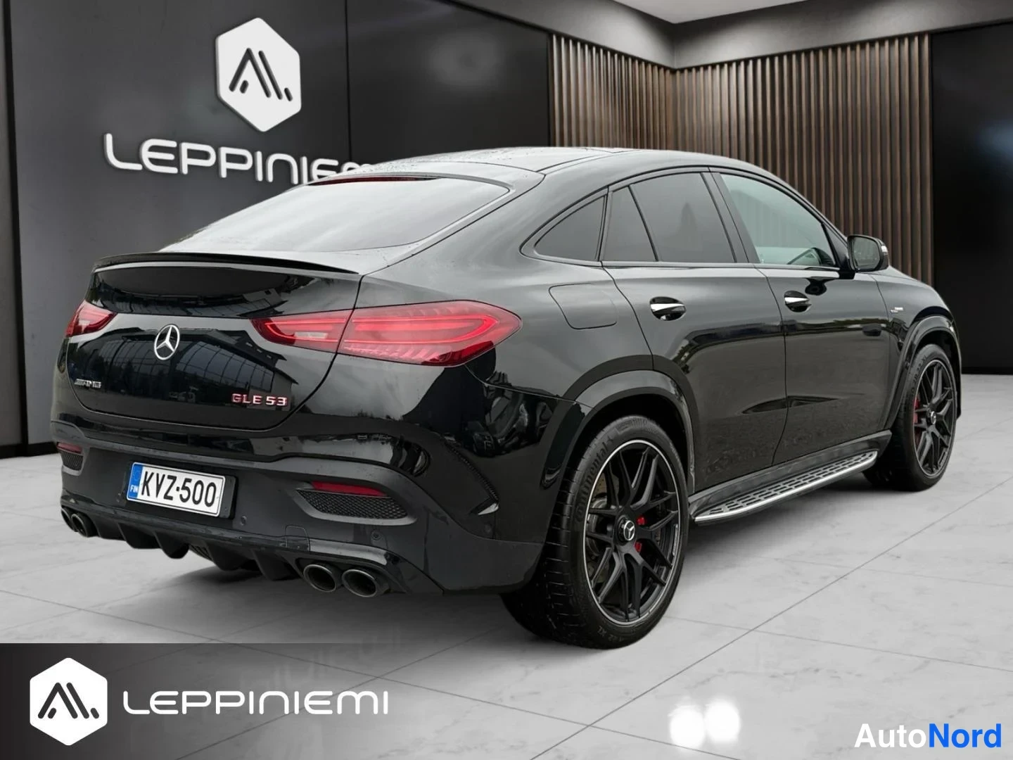 Takaviisto: Mustan Mercedes-Benzin takakulma näkyy rekisterikilven ja GLE 53 -tekstin kanssa.