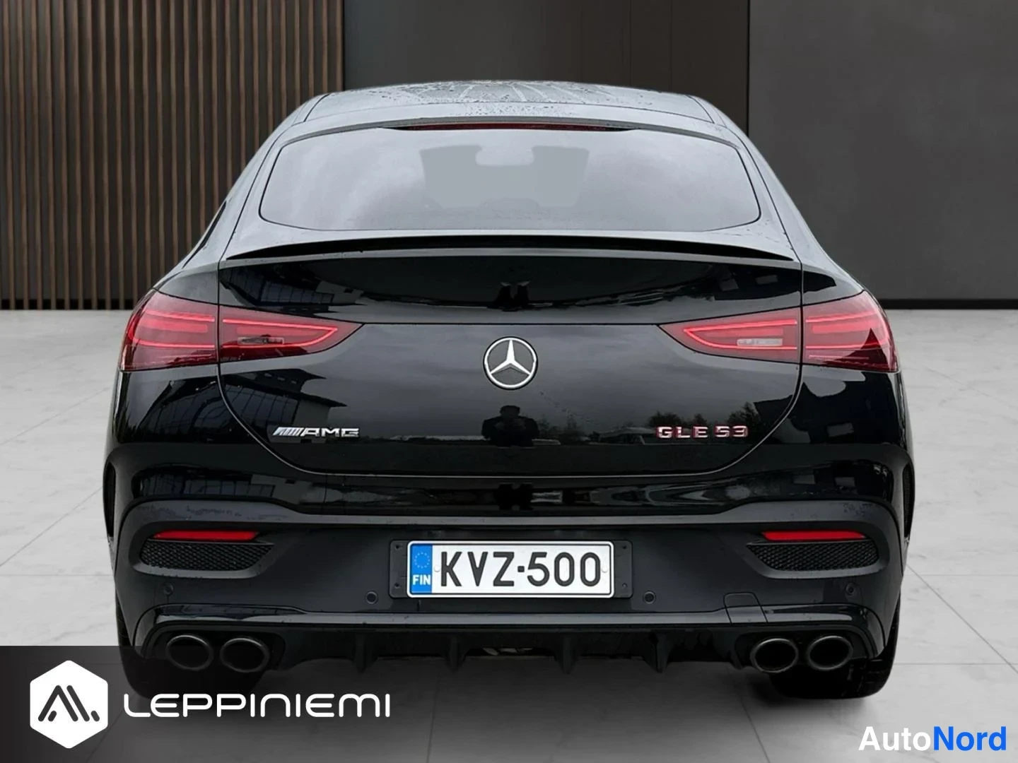 Takaa: Mustan Mercedes-Benzin takaosa suoraan takaa, AMG- ja GLE 53 -merkeillä sekä rekisterikilvellä.