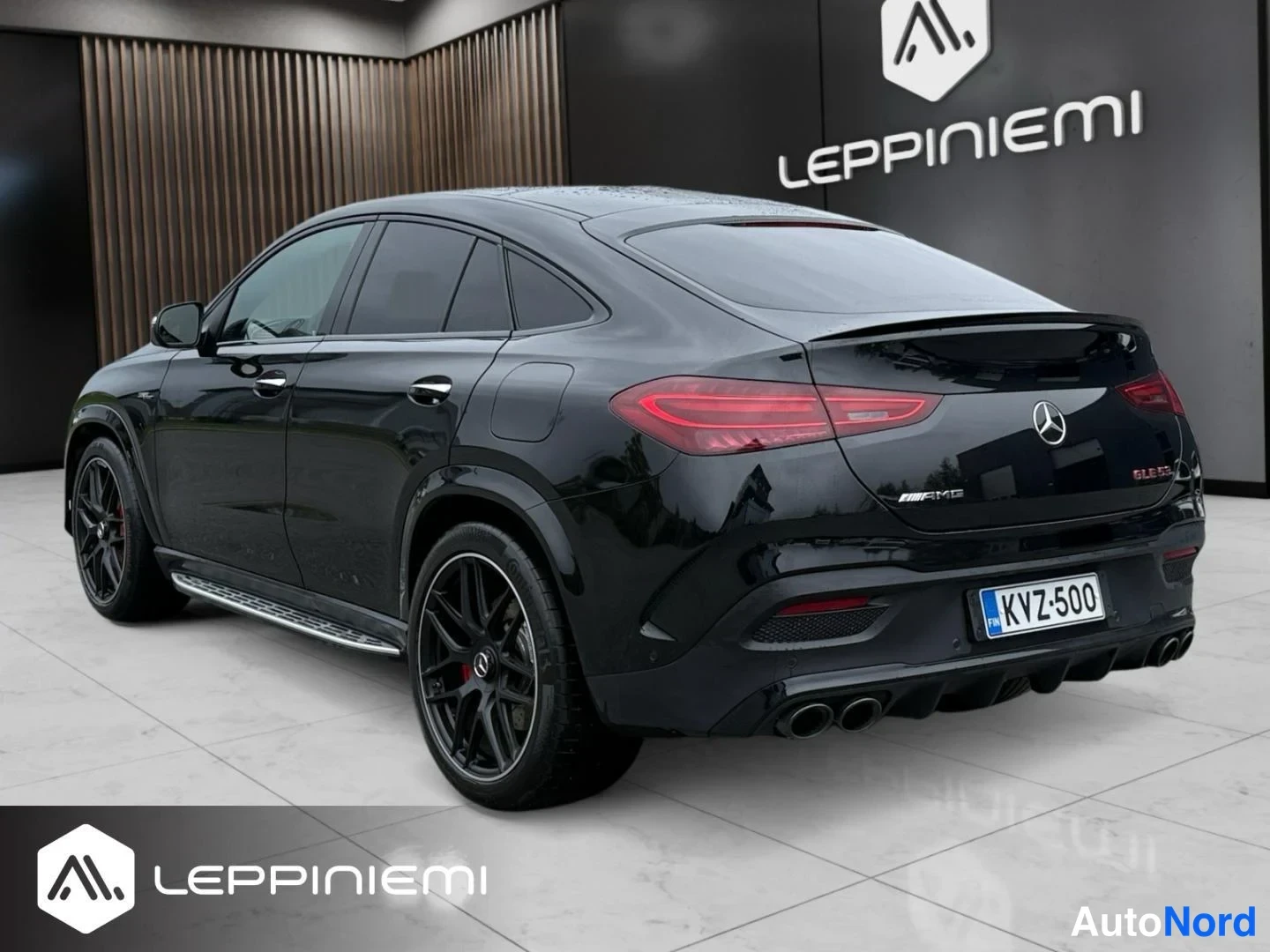 Takaviisto: Mustan Mercedes-Benzin takakulma vasemmalta, rekisterikilpi ja GLE 53 -teksti näkyvät.