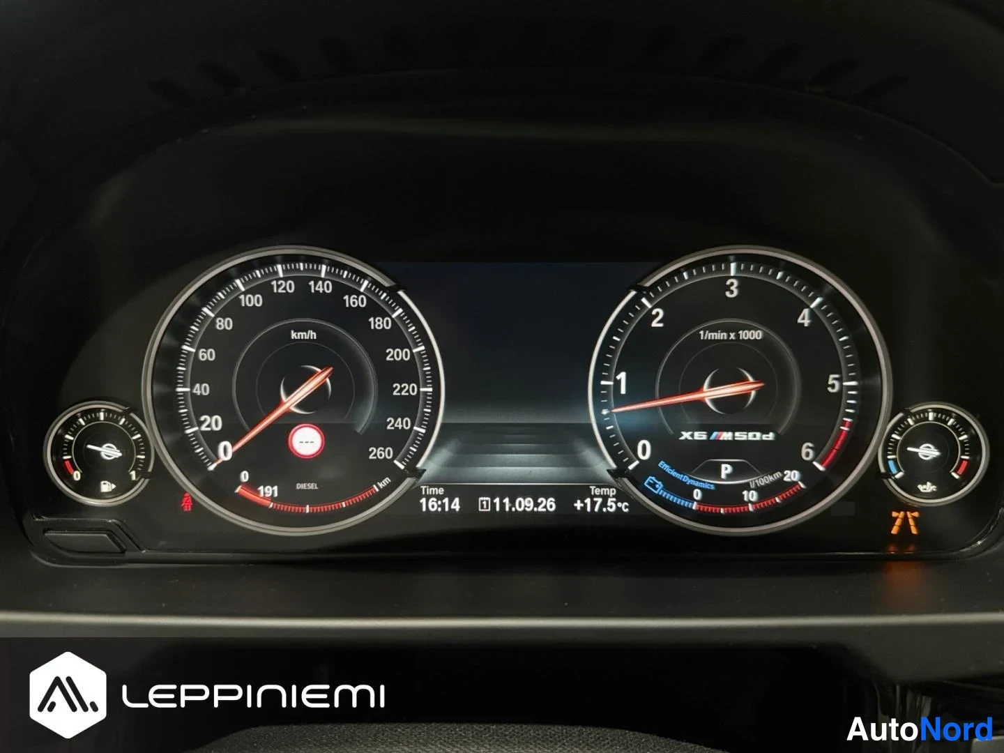 Muu: Kojelauta: nopeusmittari 0–260 km/h, kierrosmittari, näytössä X6 M50d -merkintä, ajoneuvon asento P, lukema 191 km, lämpötila +17,5 °C.