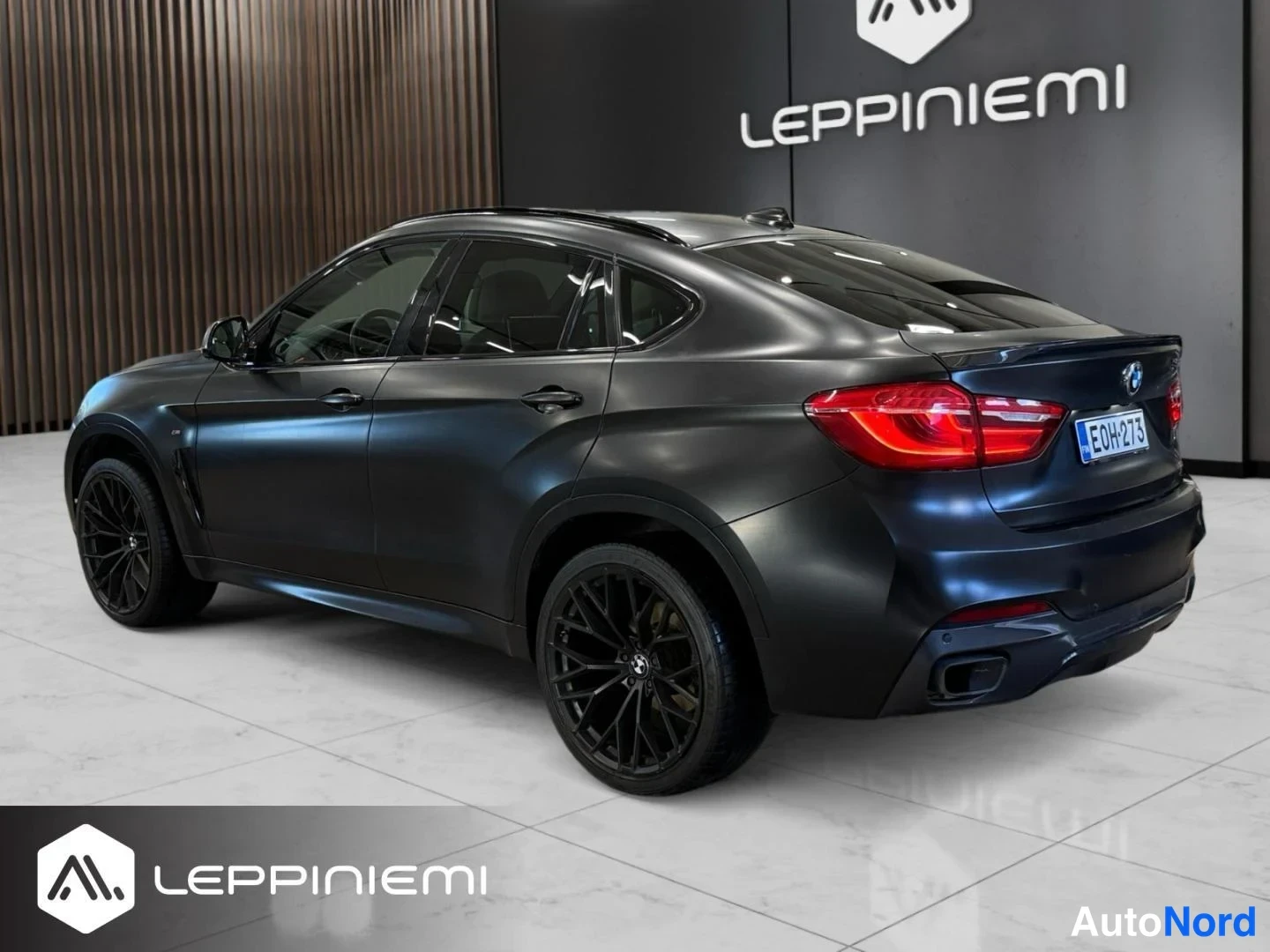 Takaviisto: Takaapikulmassa kuvattu tummanharmaa BMW-automobiili, rekisterikilpi E0H-273, malli X6.