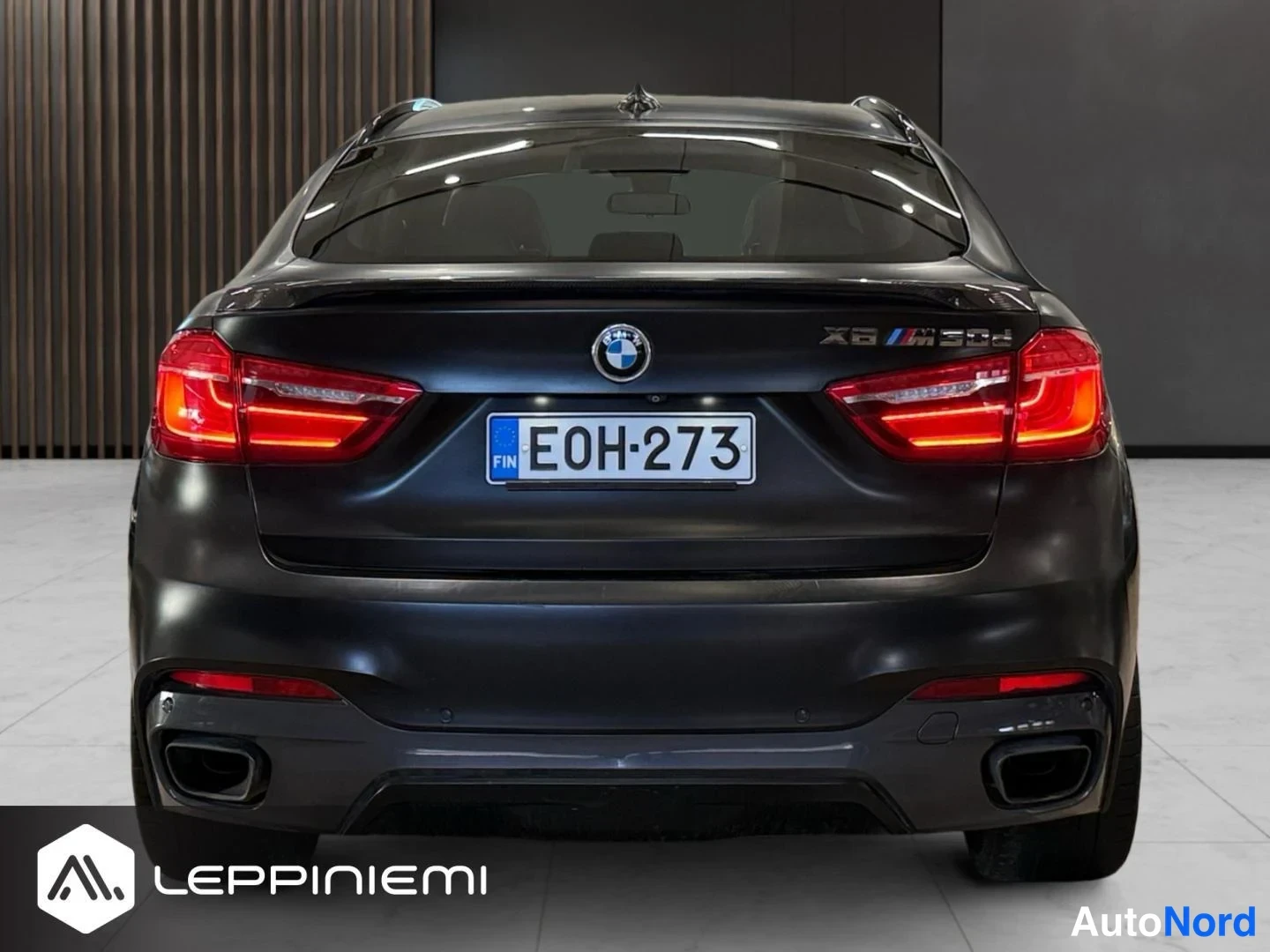 Takaa: Suoraan takaa kuvattu tummanharmaa BMW, jonka takaluukissa on X6-merkintä ja rekisterikilpi E0H-273.