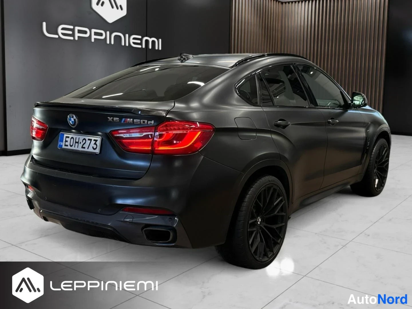 Takaviisto: Takaviistosta kuvattu tummanharmaa BMW-automobiili, takaluukussa merkintä X6 ja rekisterikilpi E0H-273.