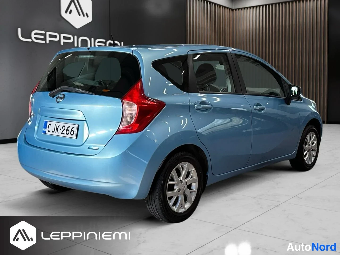 Takaviisto: Sininen Nissan Note takaa sivulta; rekisteri.