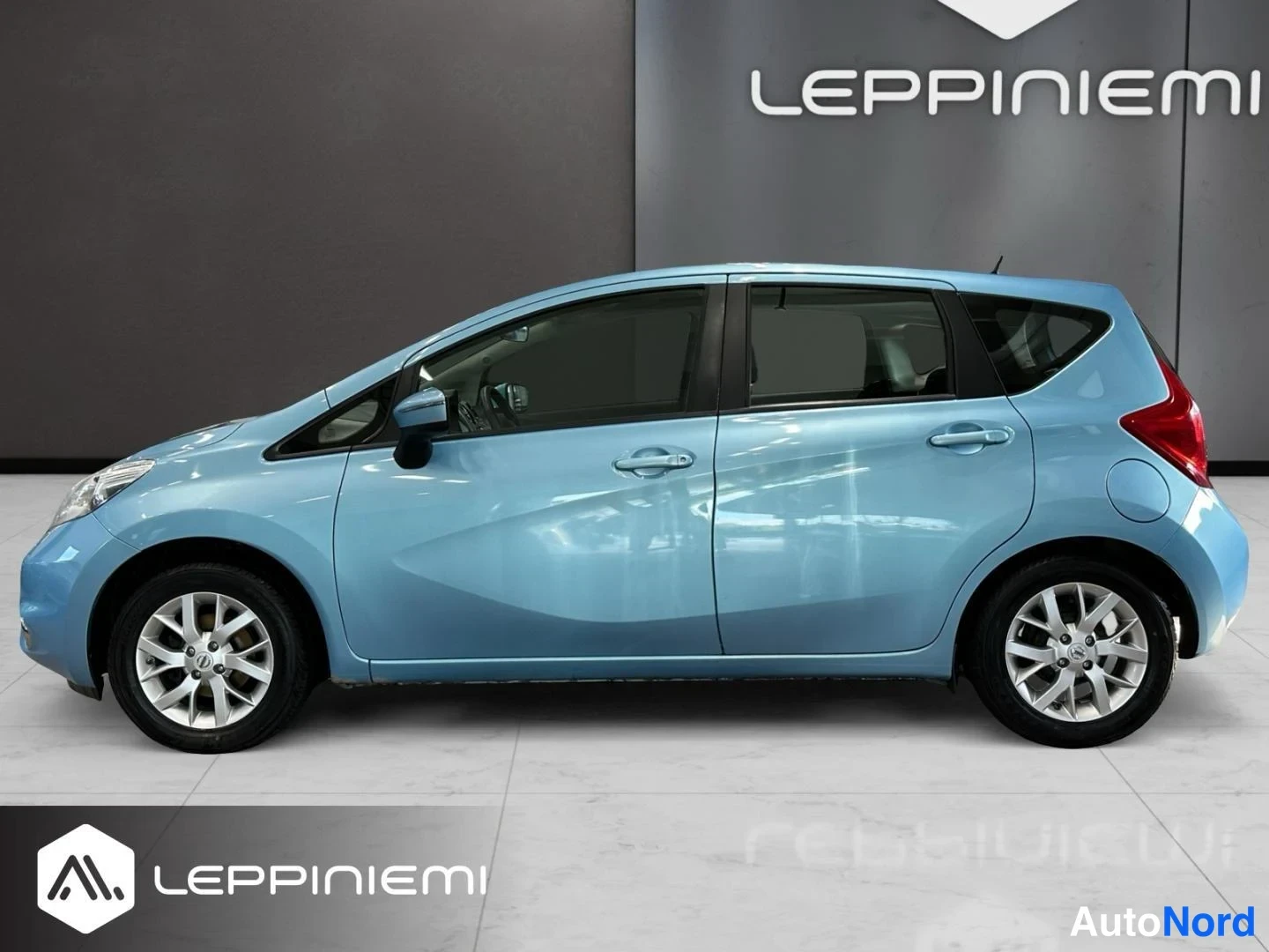 Sivulta: Sininen Nissan Note sivulta; rekisteri.