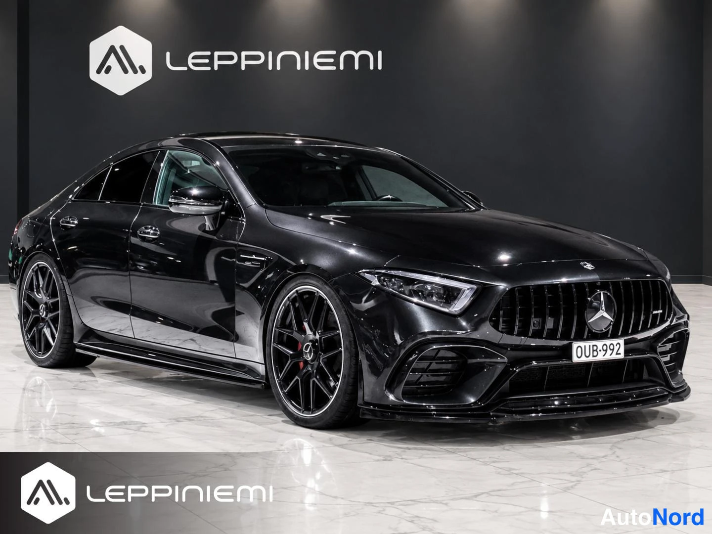 Etuviisto, nokka oikealle: Mustan Mercedes-Benz CLS:n etukulma oikealta, kaareva maski ja -kilpi.