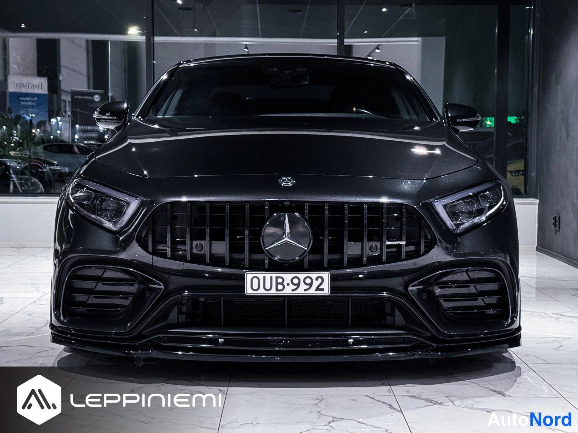 Edestä: Mercedes-Benzin keula suoraan edestä, tähtitunnus maskissa ja -kilpi.
