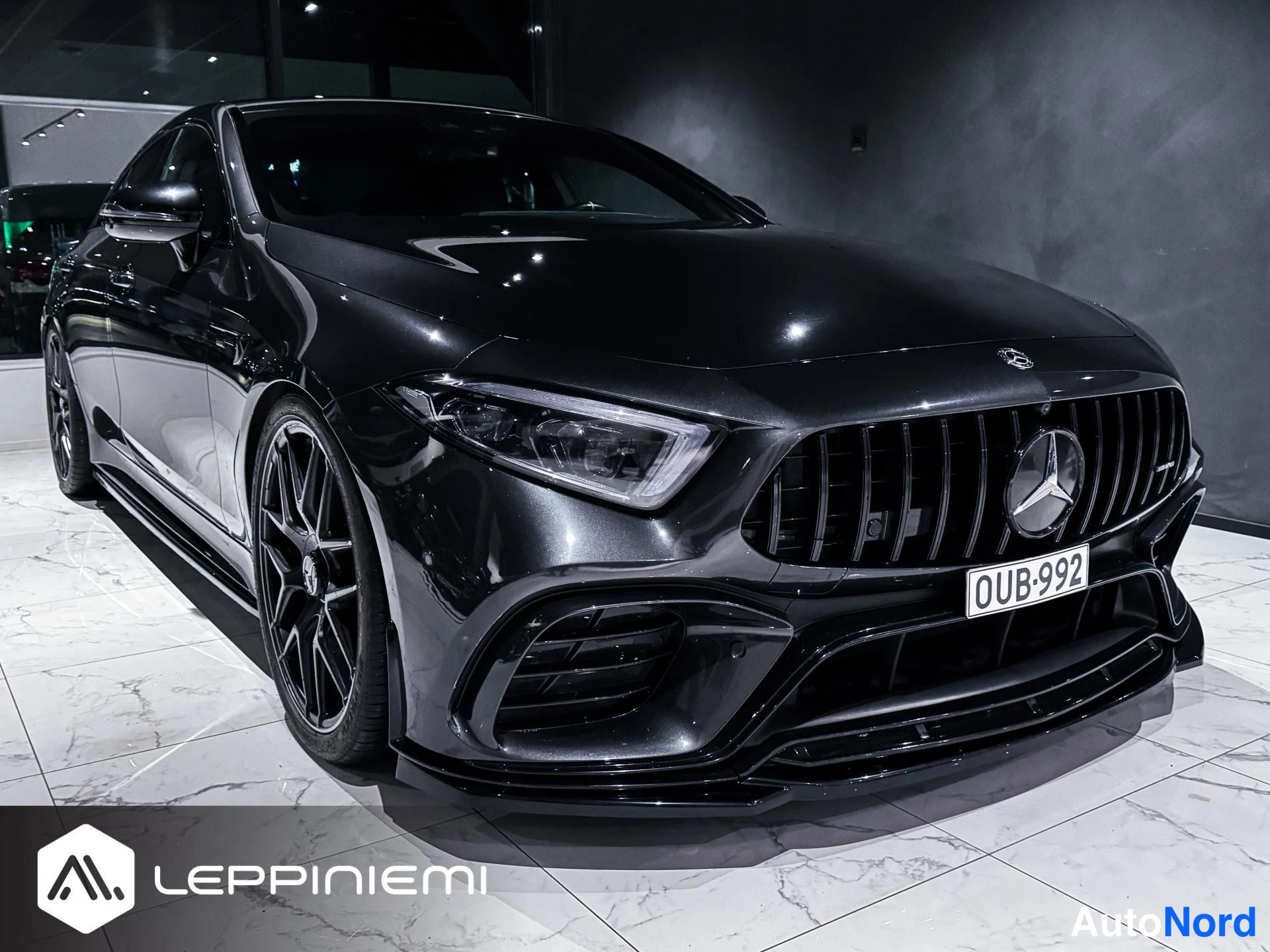 Etuviisto, nokka oikealle: Lähikuva mustan Mercedes-BenzCLS-näyttävän keulasta oikealta, etusäleikkö ja oikea etupyörä kuvassa.